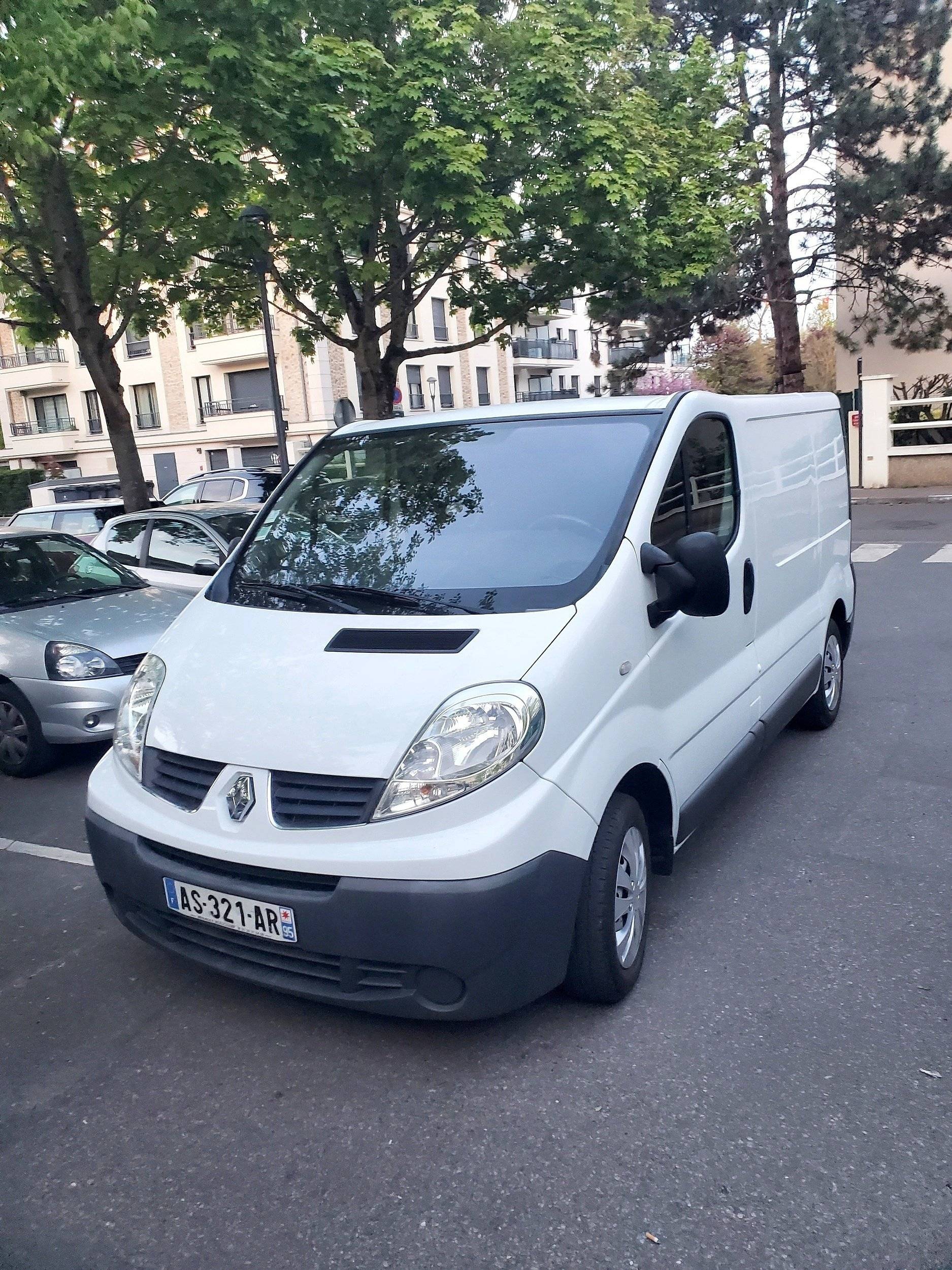 Front view from 3/4 Renault 2,0 l 90 ch - Yescapa