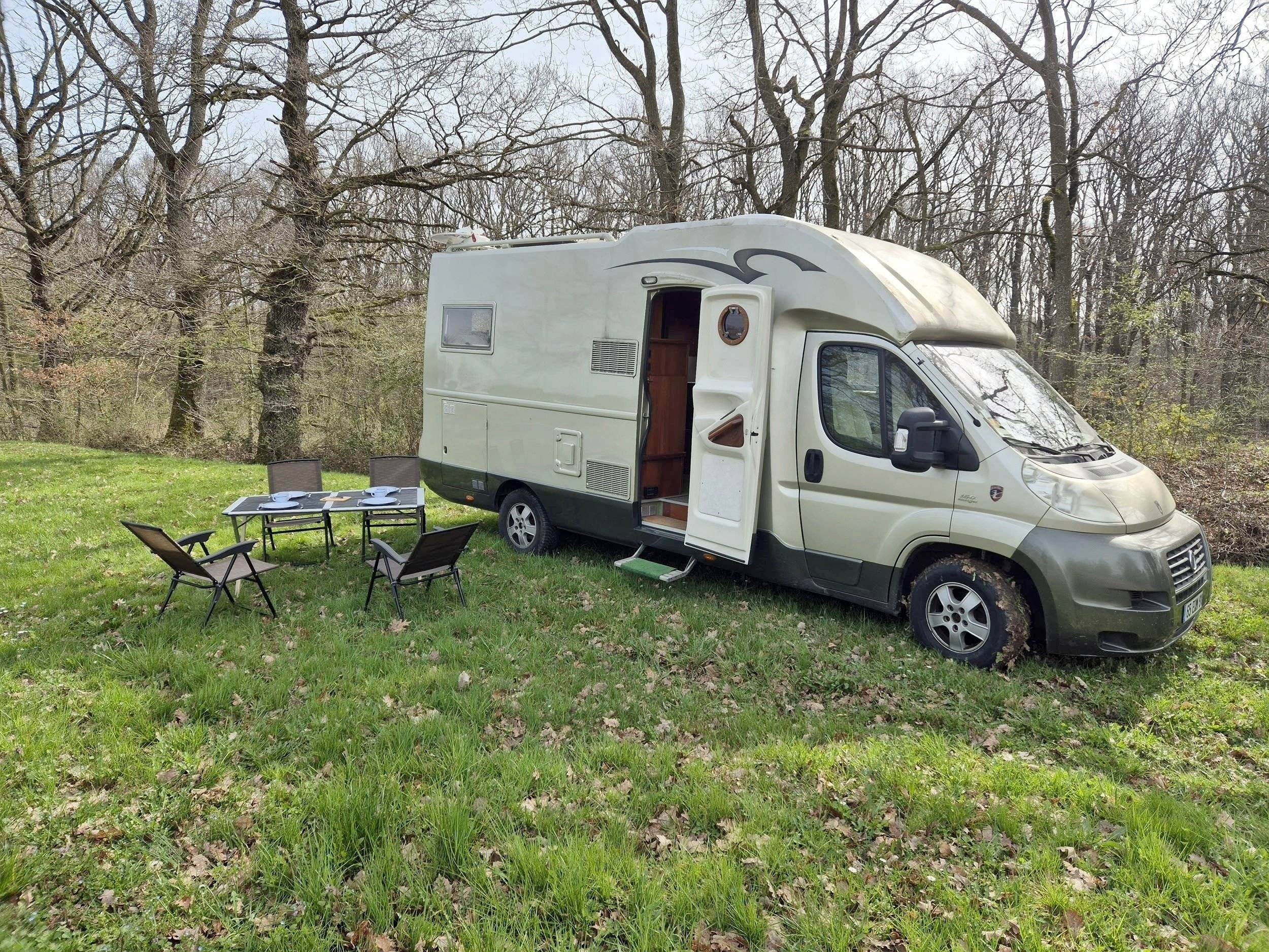 Vue avant de 3/4 Fiat DUCATO 160 Multijet - Yescapa