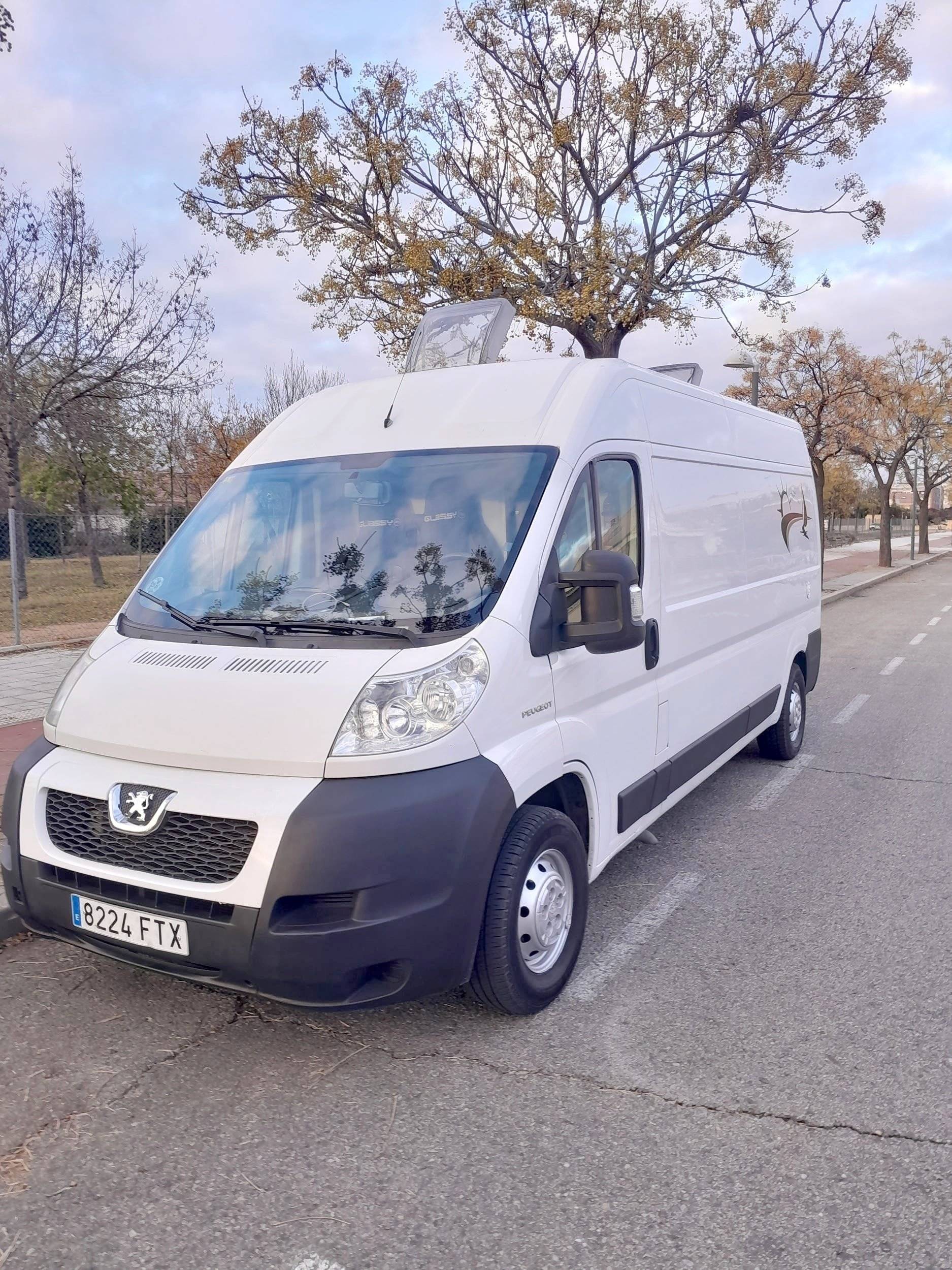 Voorkant 3/4 Peugeot 2,2 l 120 ch - Yescapa