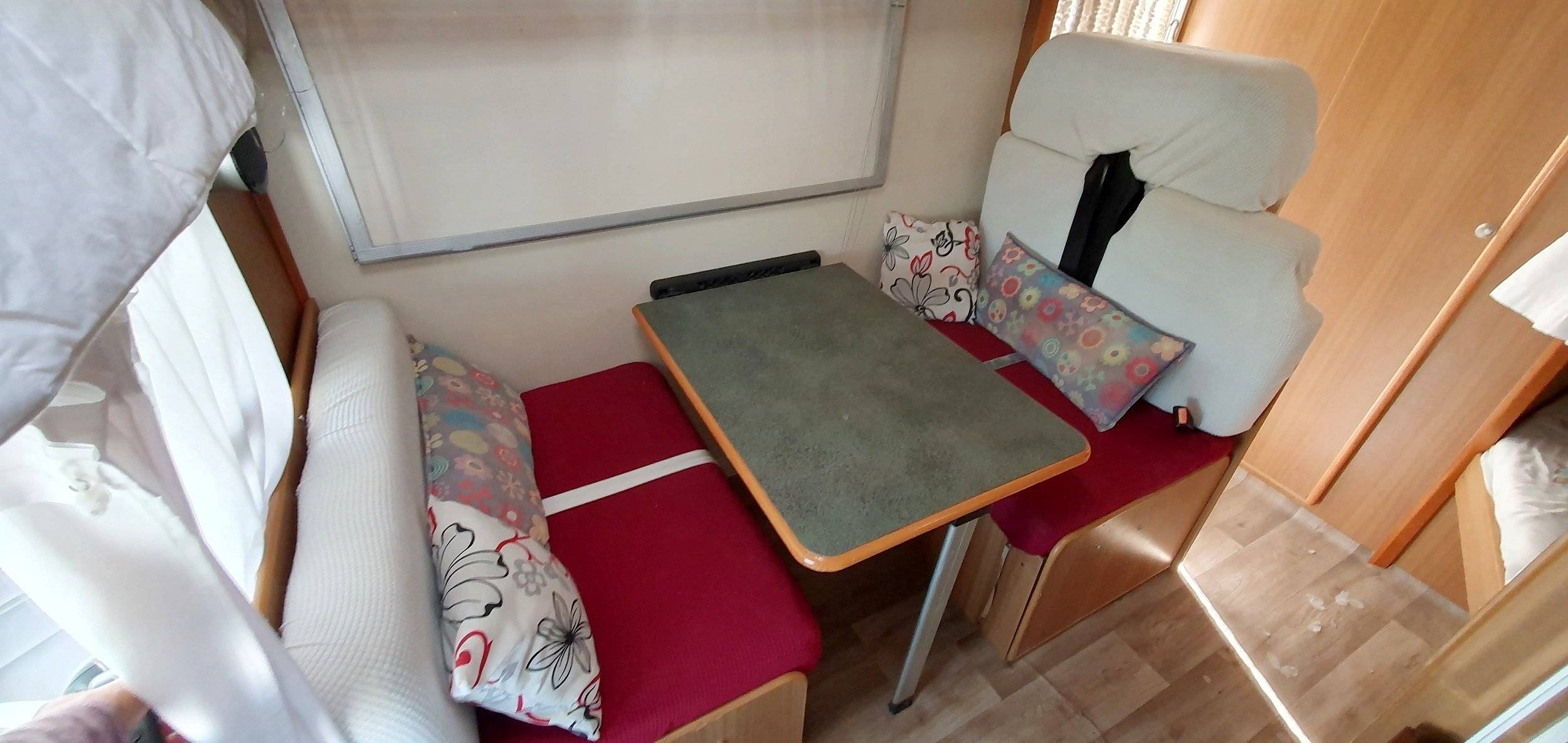 Dining Area Fiat Ducato 1.9 TD. 90CV. - Yescapa