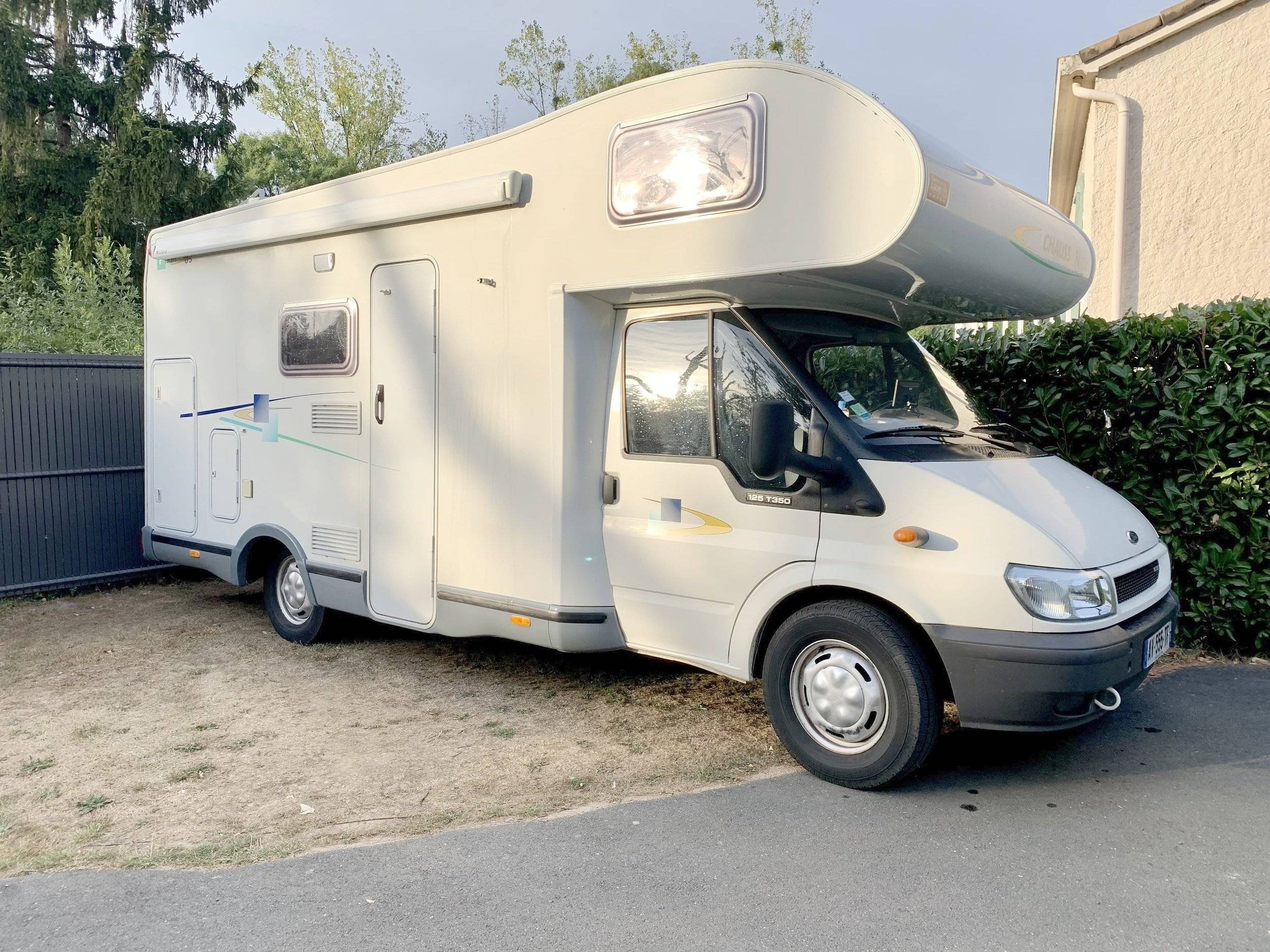 Vue avant de 3/4 Ford Transit 125 ch - Yescapa