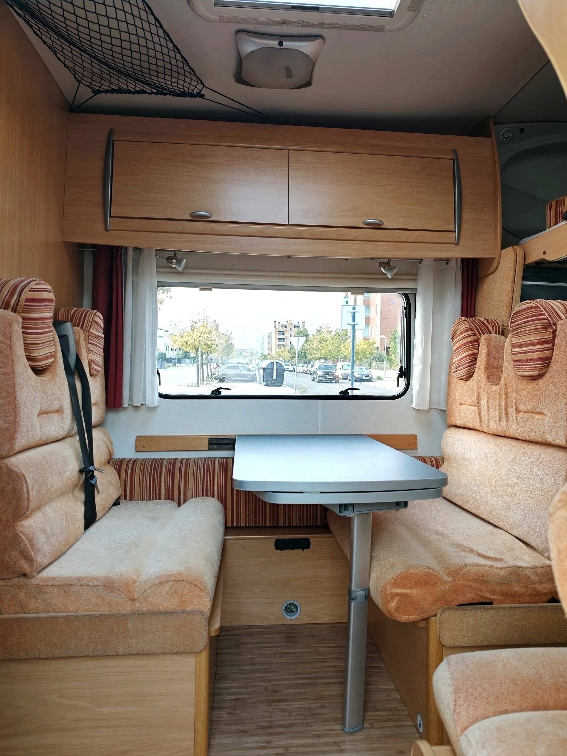 Dining Area Ford Transit 2,2 l TDCi 130 ch. - Yescapa