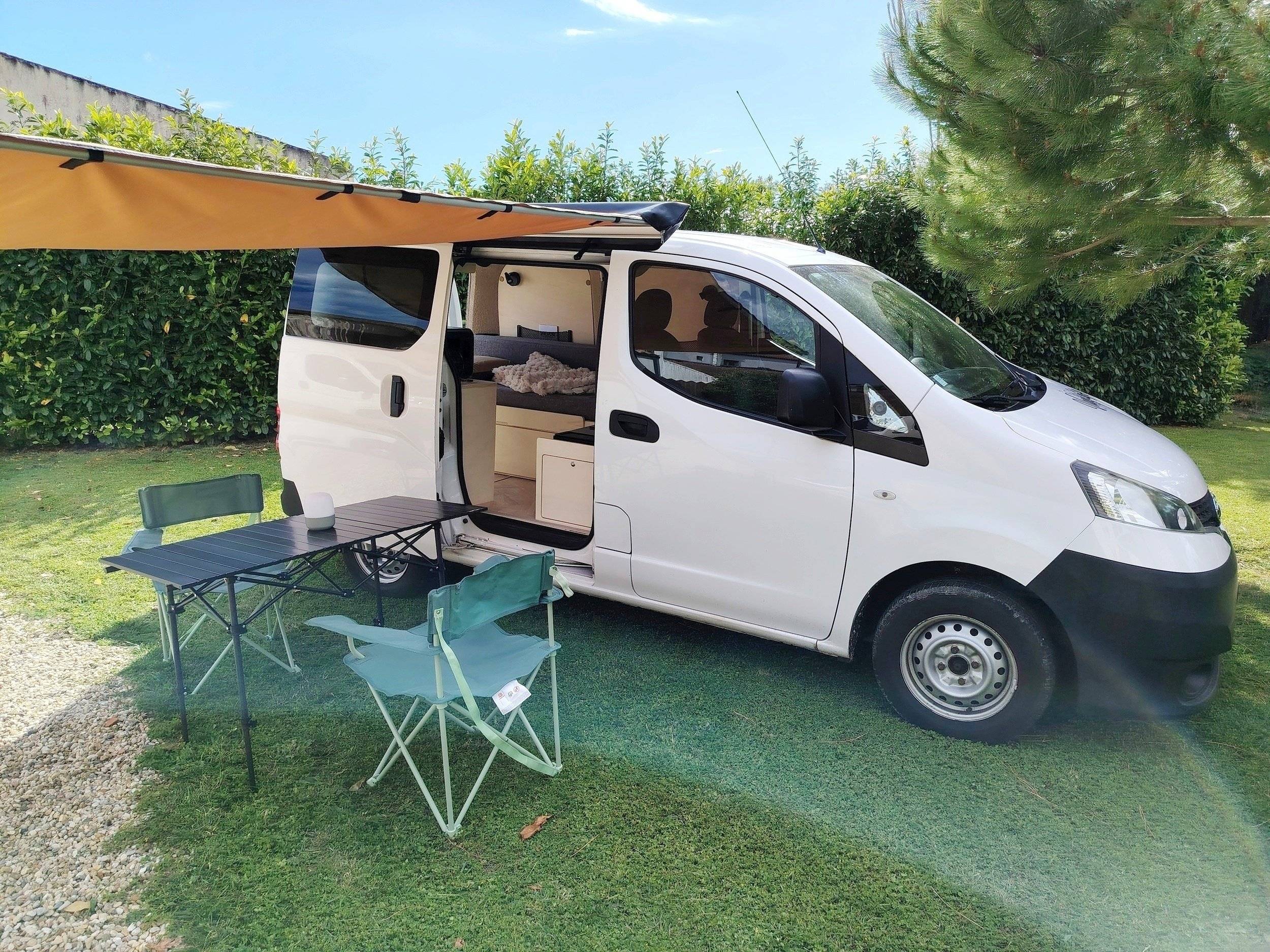 Front view from 3/4 Nissan NV200 - Yescapa