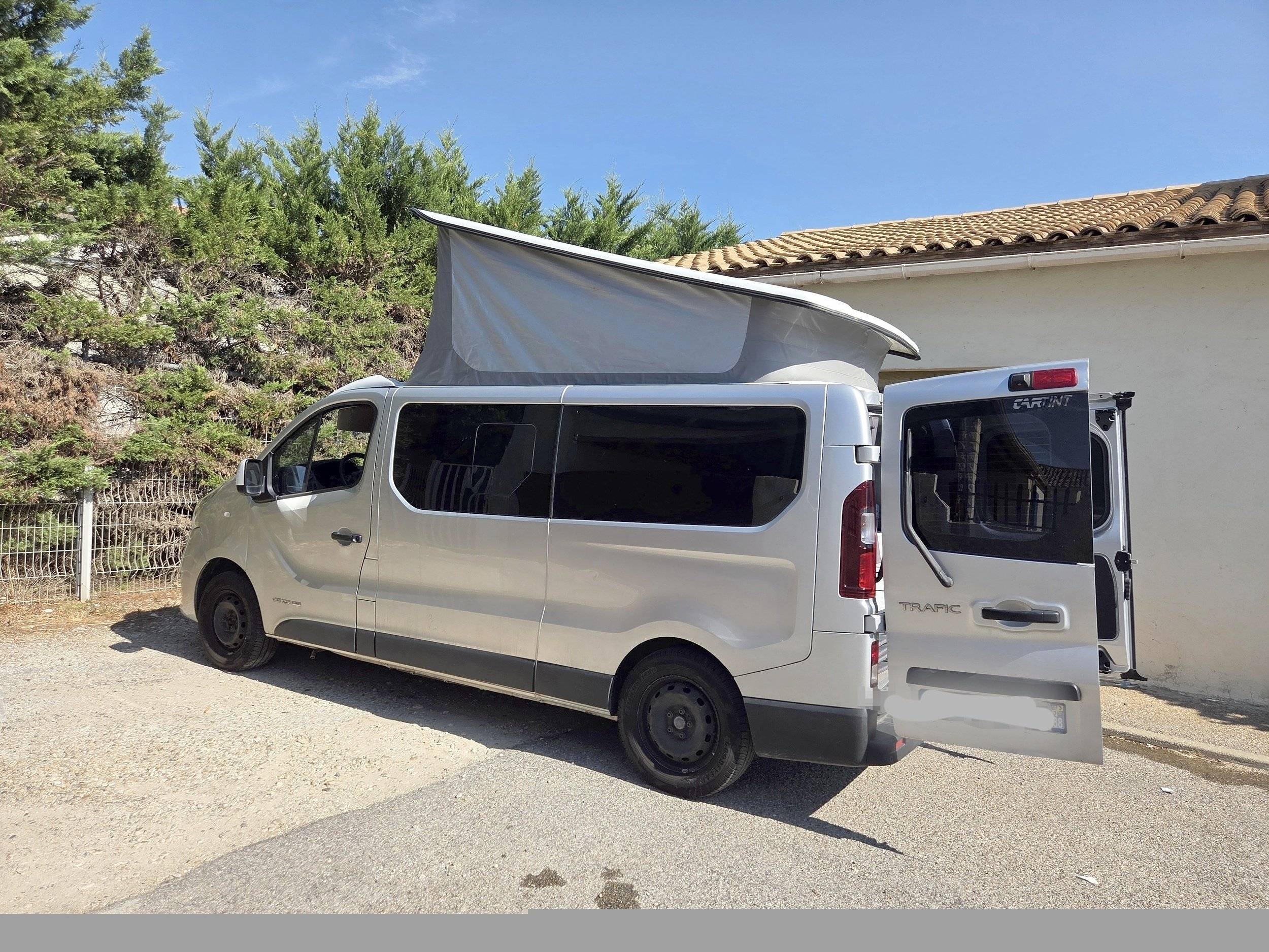 Vista del vehículo ángulo delantero Renault Trafic III L2H2  1.6 DCI 125 ch Energy - Yescapa