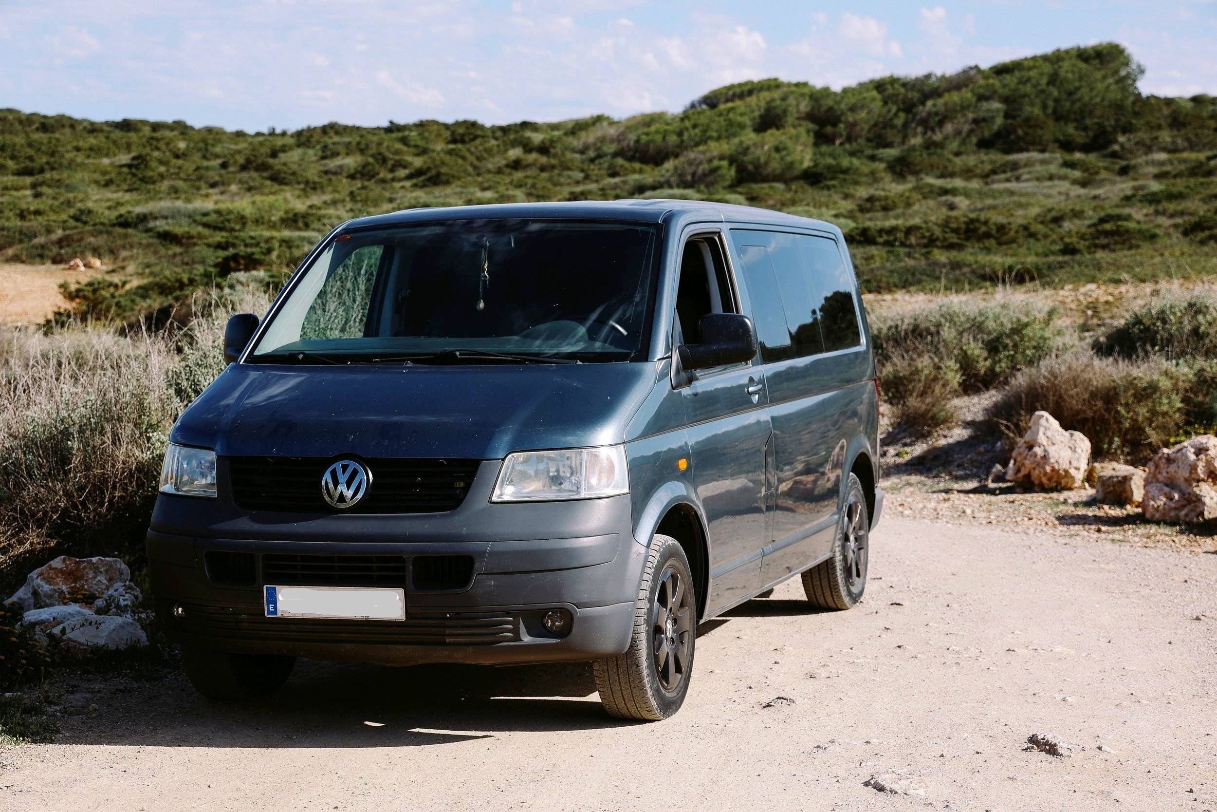 Vue avant de 3/4 Volkswagen T5 2,5 l 130 ch - Yescapa