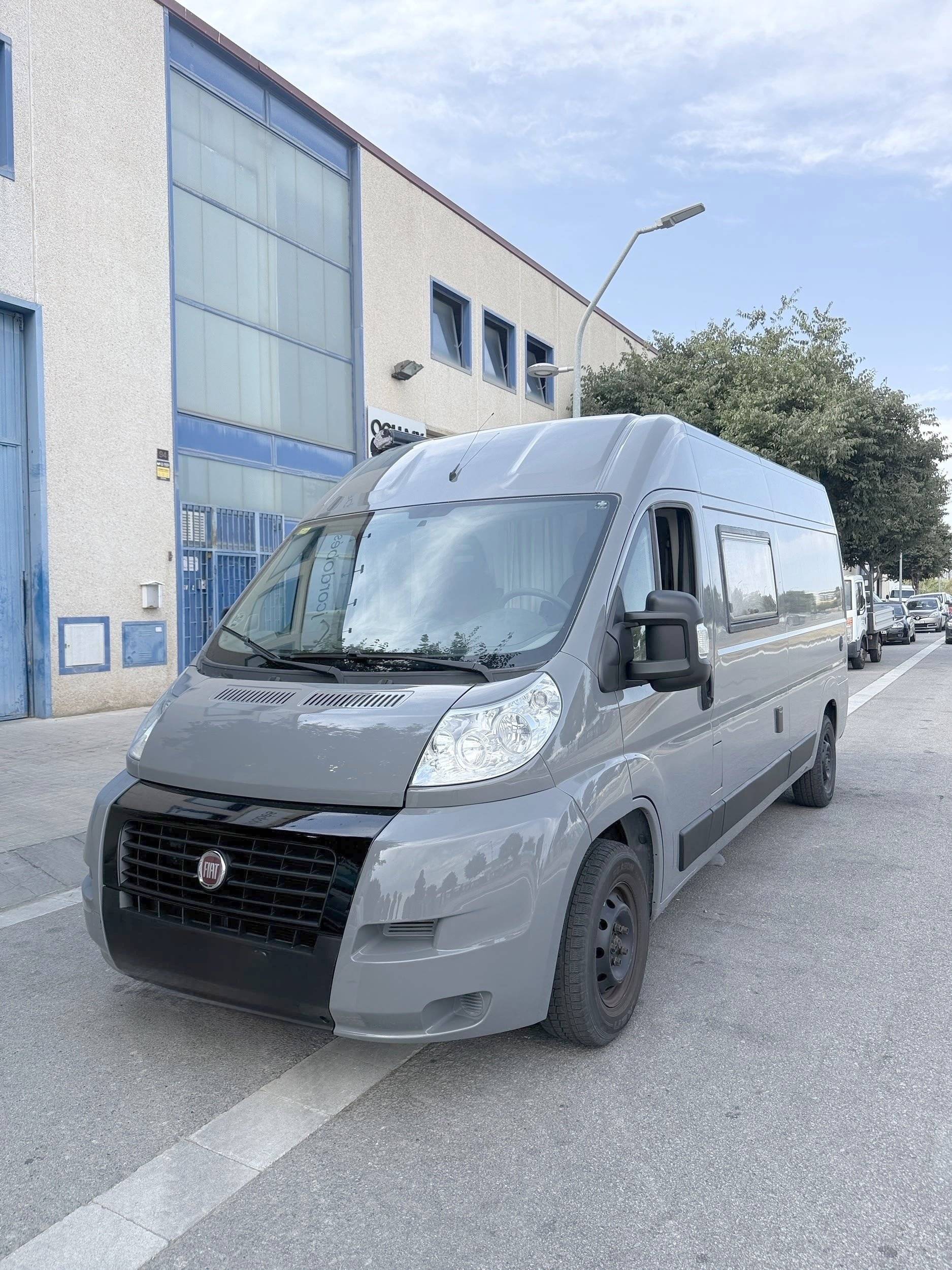 schräge Vorderansicht Fiat Ducato 2,3 l Multijet 120 ch. - Yescapa
