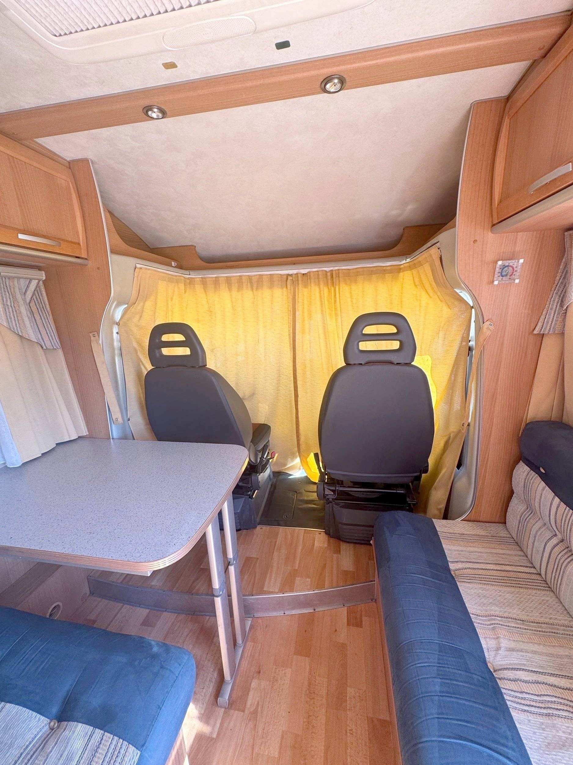 Área de jantar Fiat Ducato 2.3 multijet 130cv - Yescapa