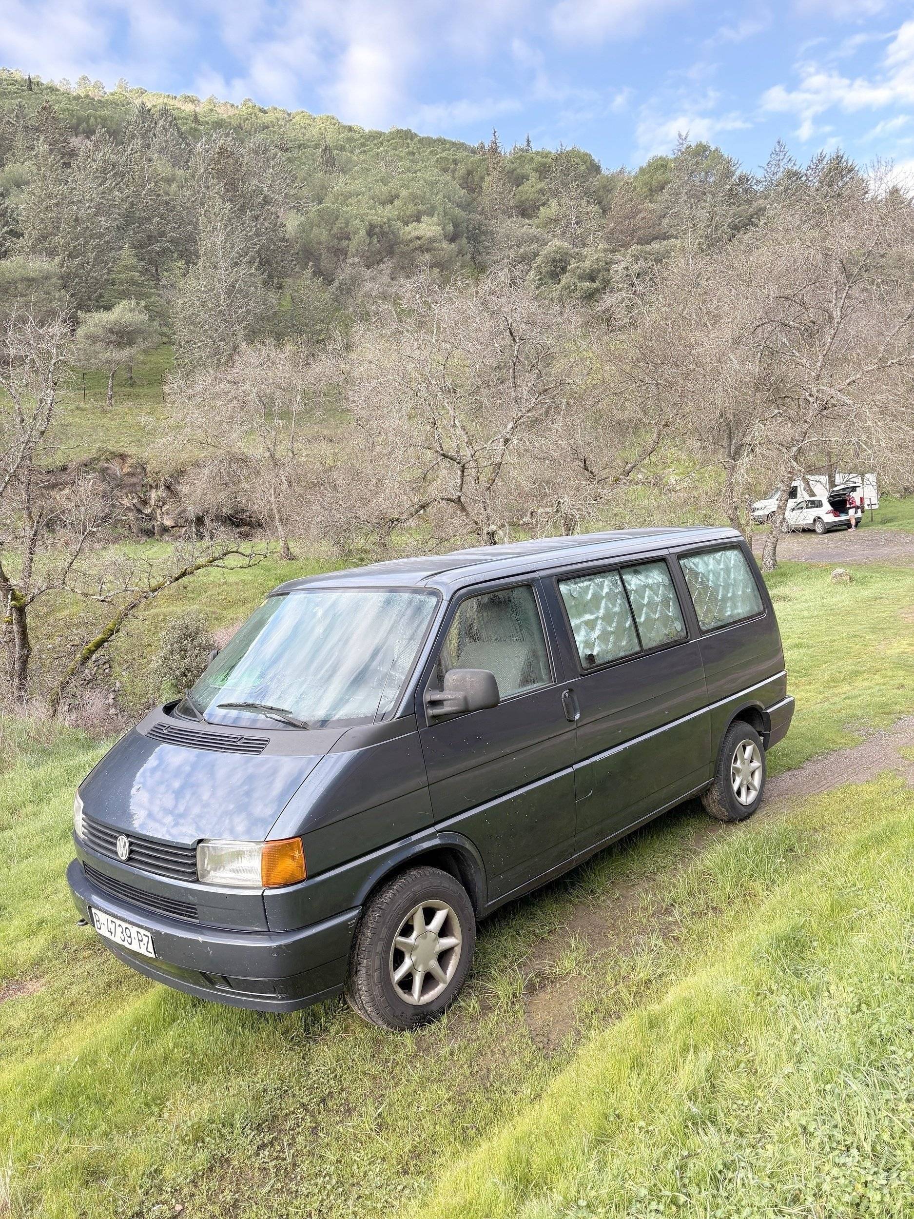 schräge Vorderansicht Volkswagen caravelle t4 - Yescapa