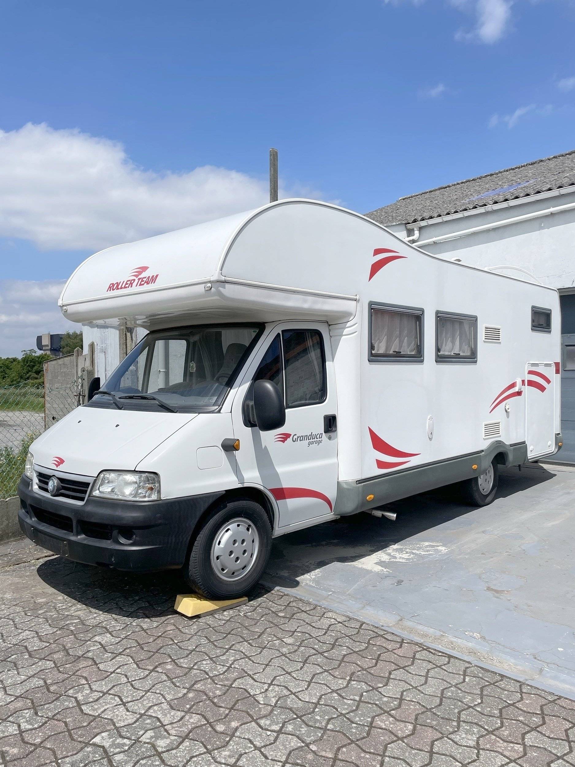 schräge Vorderansicht Fiat 2,8l 128ch - Yescapa