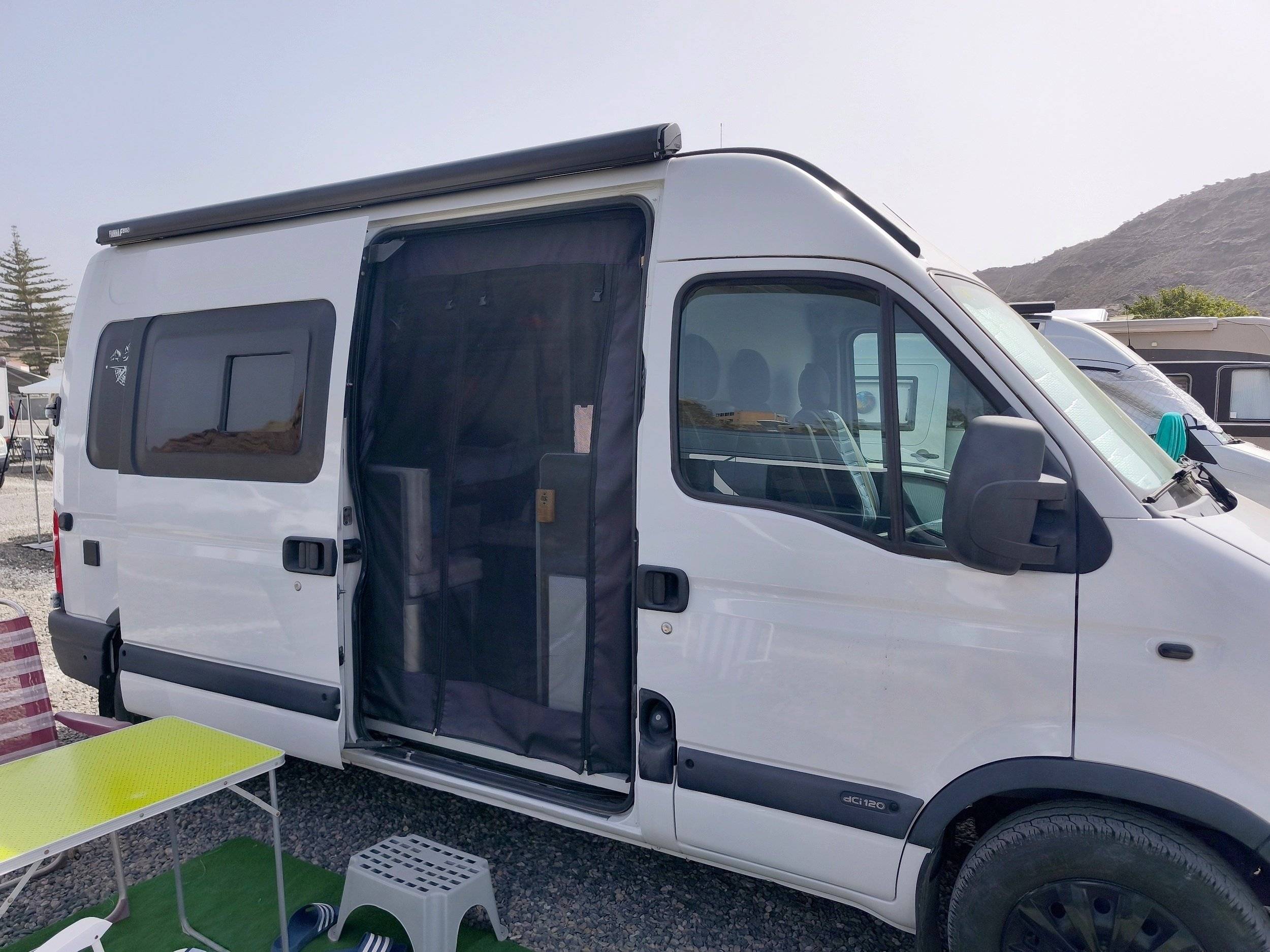 Vista del vehicle angle davanter Nissan - Yescapa