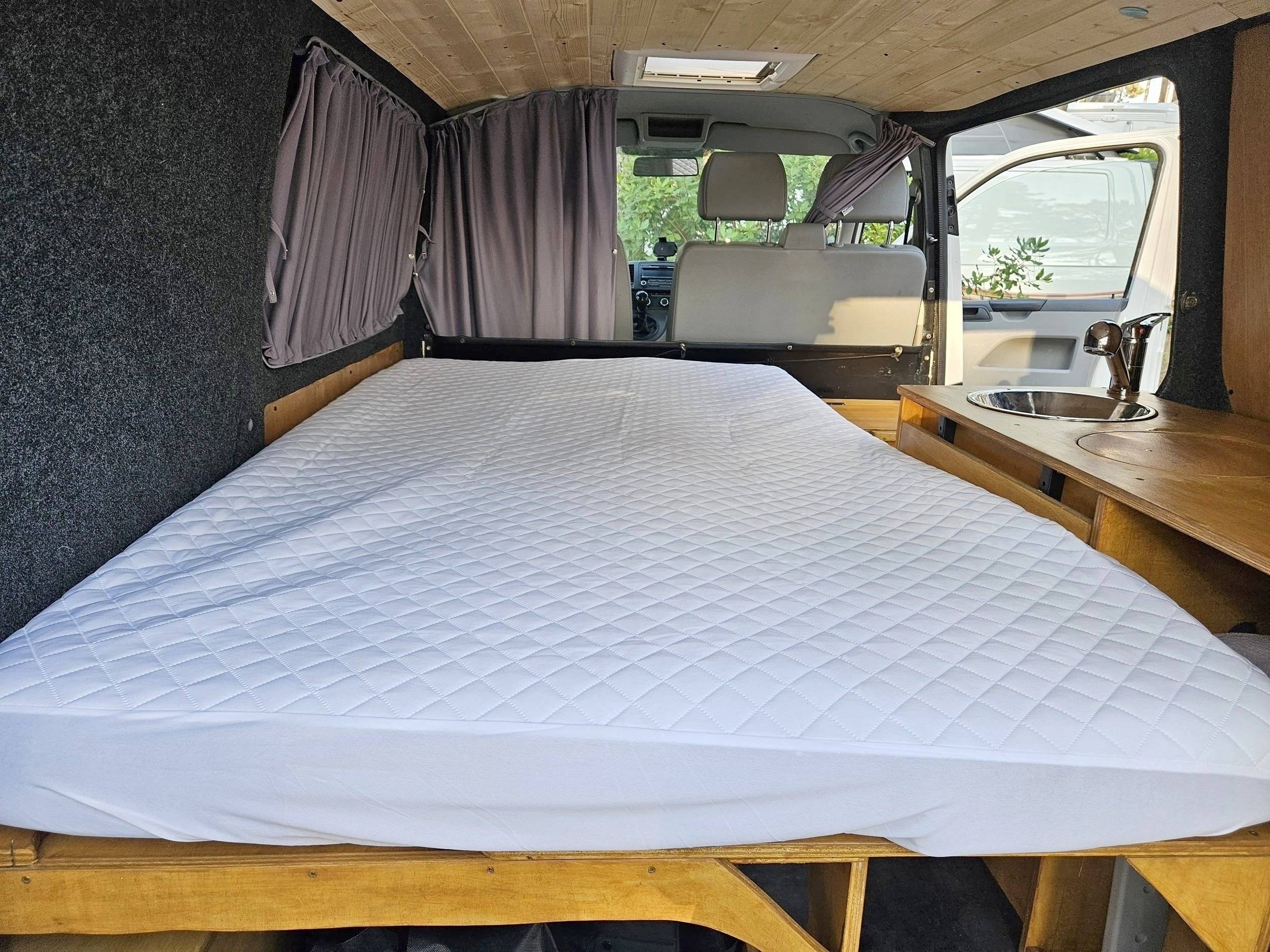 Slaapplaatsen Volkswagen T5 2,0 l 102 ch - Yescapa