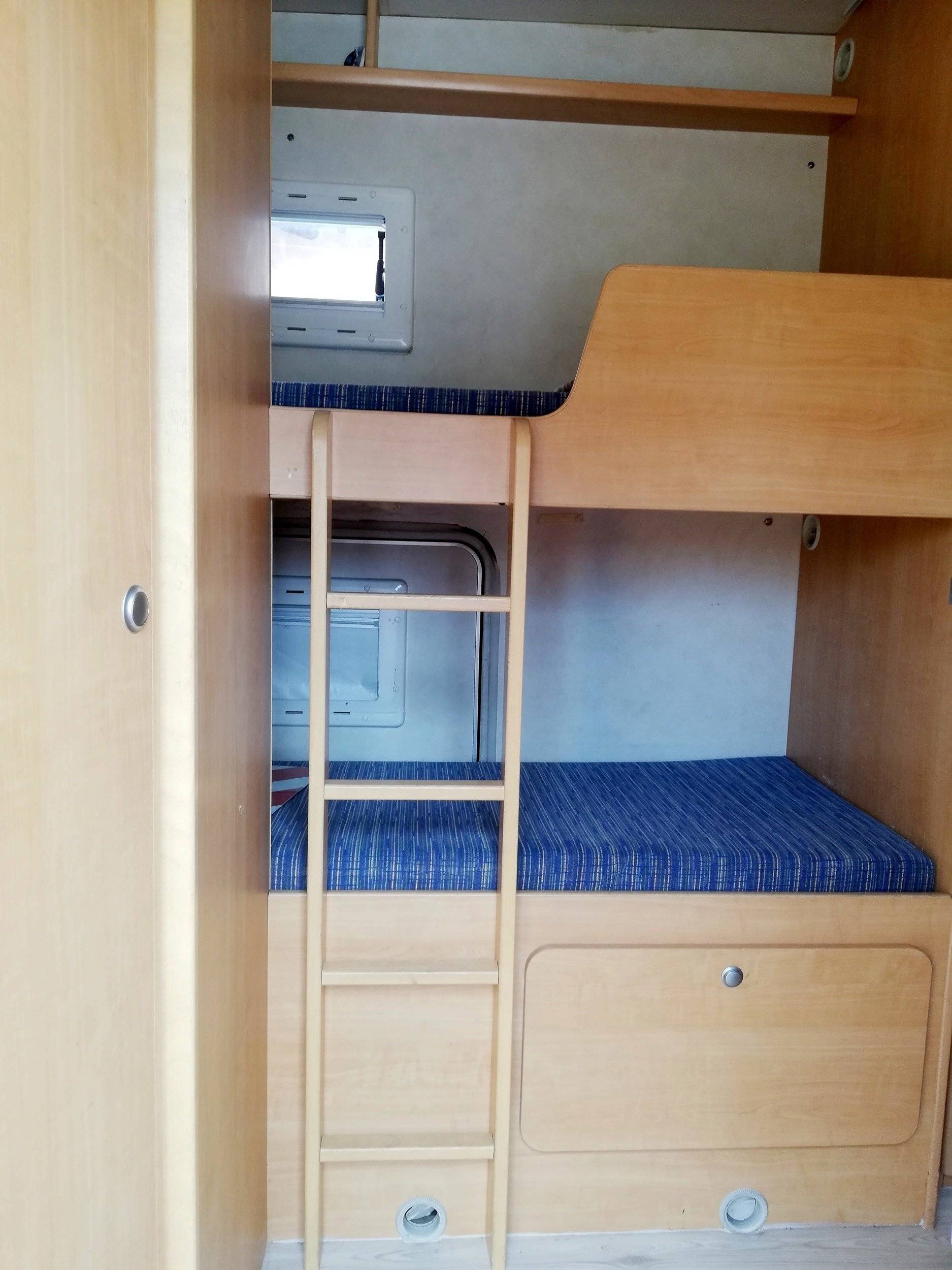 Berth Ford Transit 2,5 l TDCi 140 ch. - Yescapa