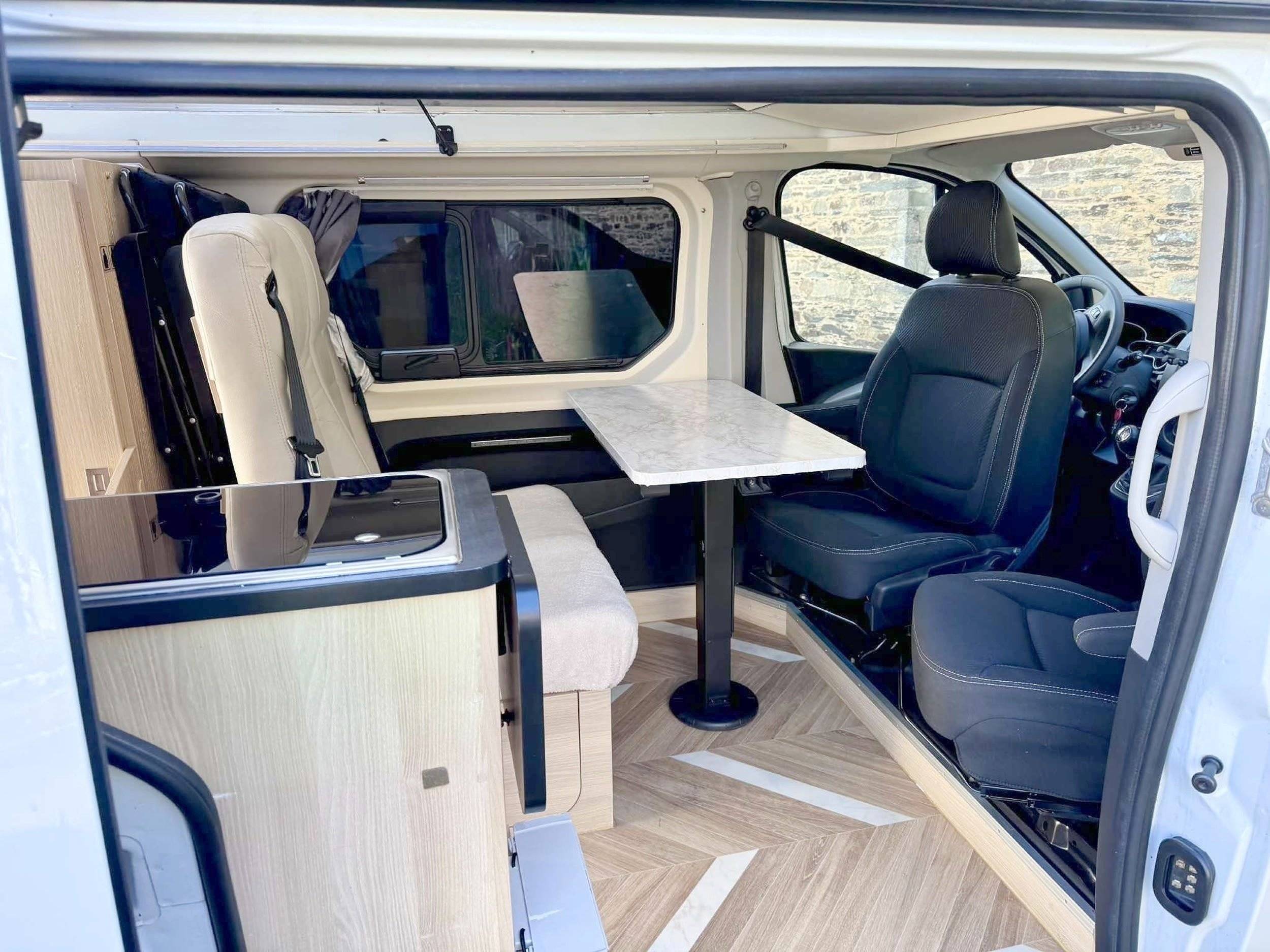 Dining Area Renault Trafic 1,6 l 115 ch - Yescapa