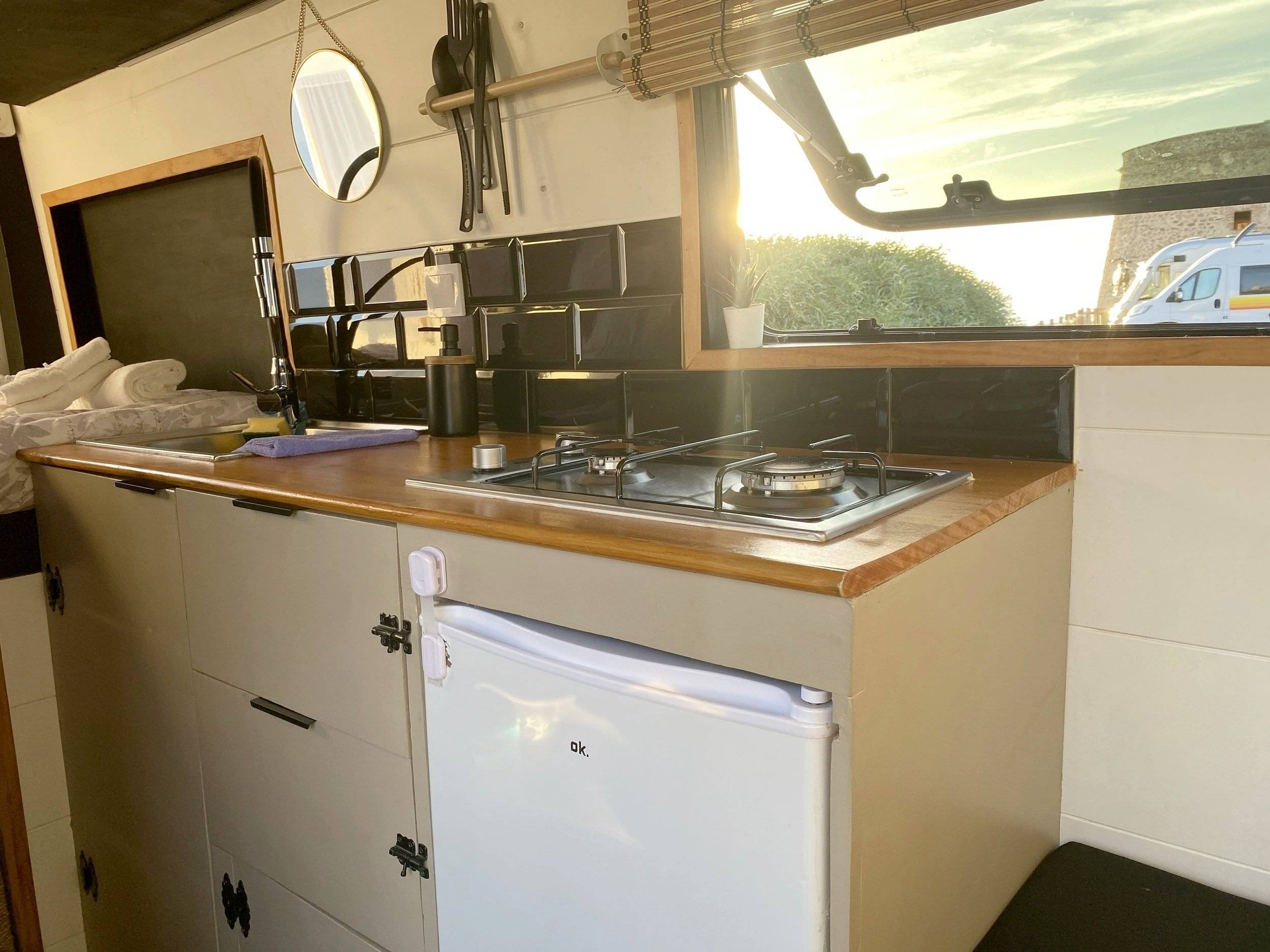 Angolo cucina Ford Transit - Yescapa