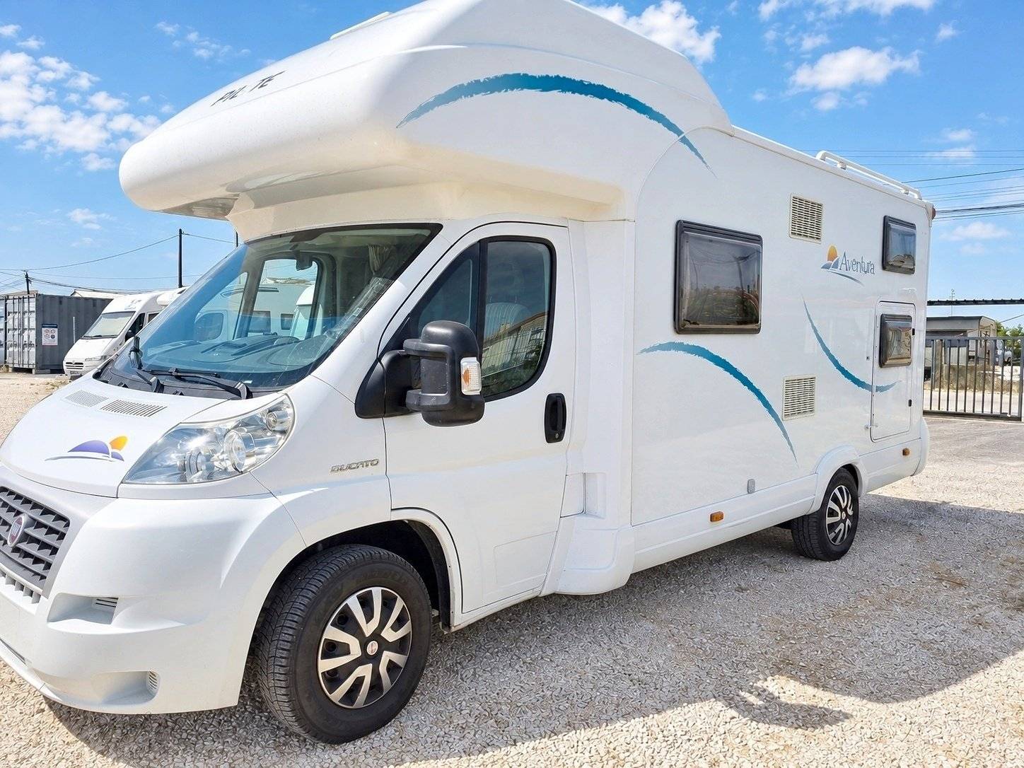 Vista del vehículo ángulo delantero Fiat 2,3 l 130 ch. - Yescapa