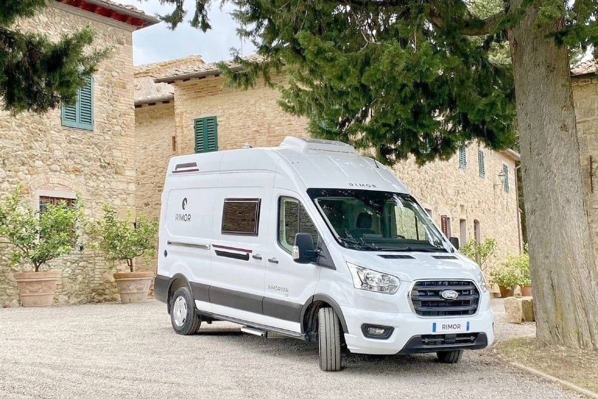 Vista del vehicle angle davanter Ford transit 2,0l 165 ch auto - Yescapa