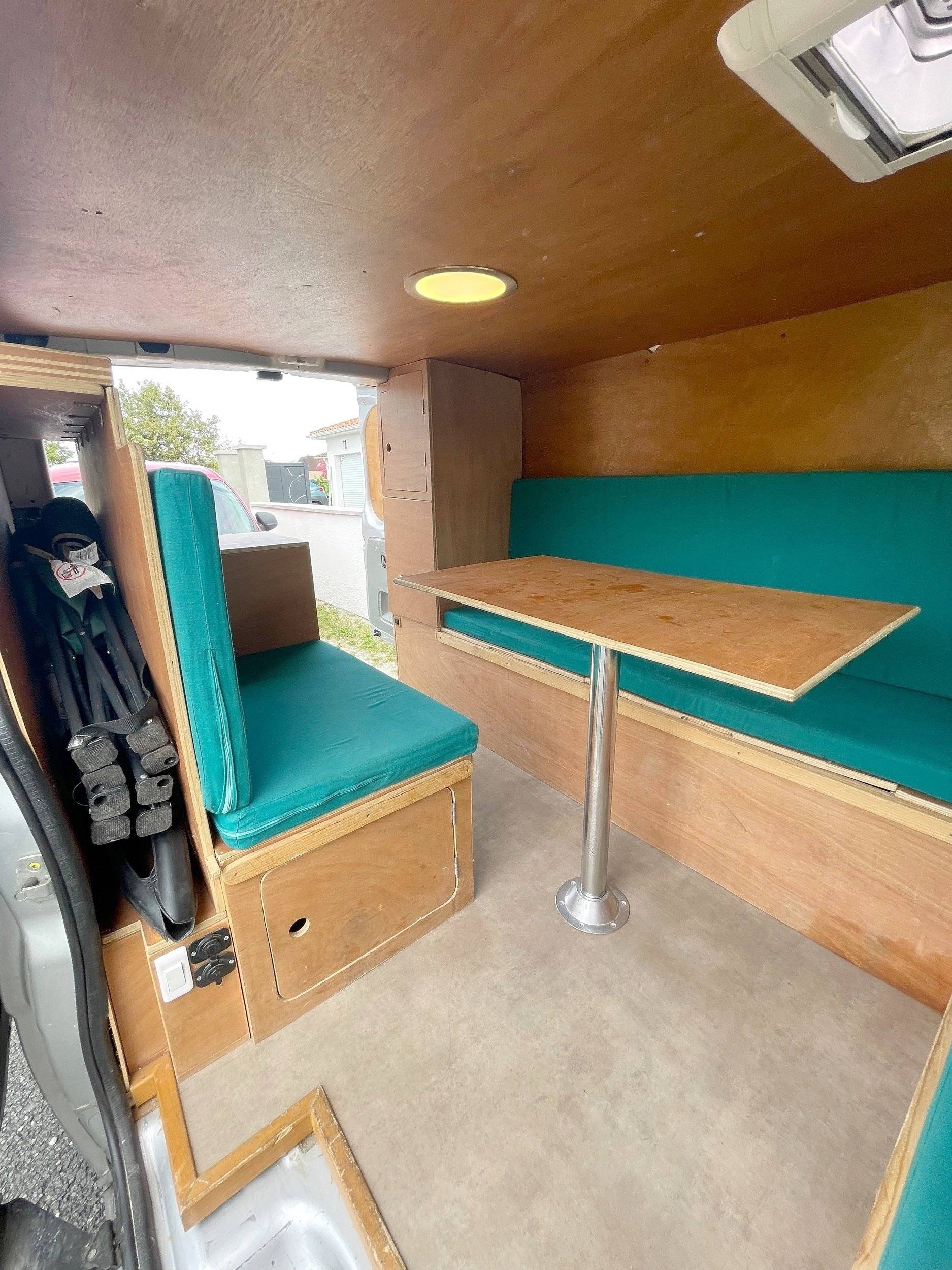 Dinette Renault Trafic 2,0 l dCi 115 ch - Yescapa
