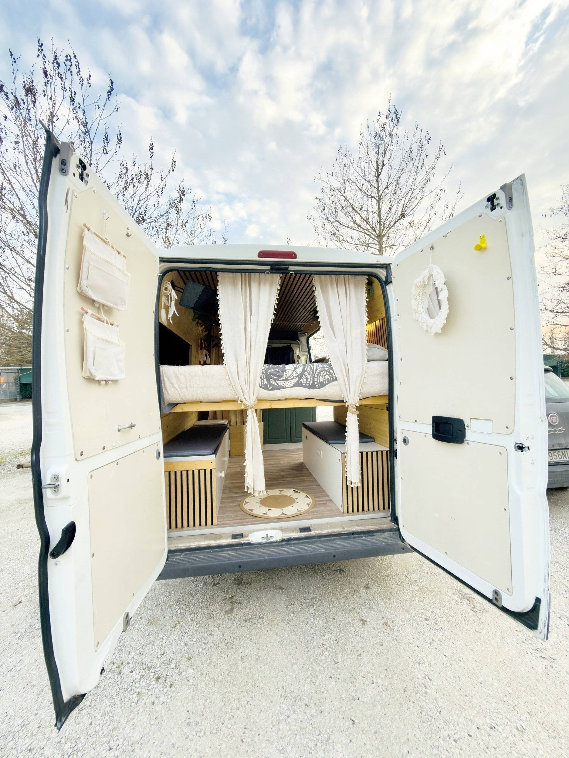 Vue avant de 3/4 Fiat Ducato 120 Multijet - Yescapa