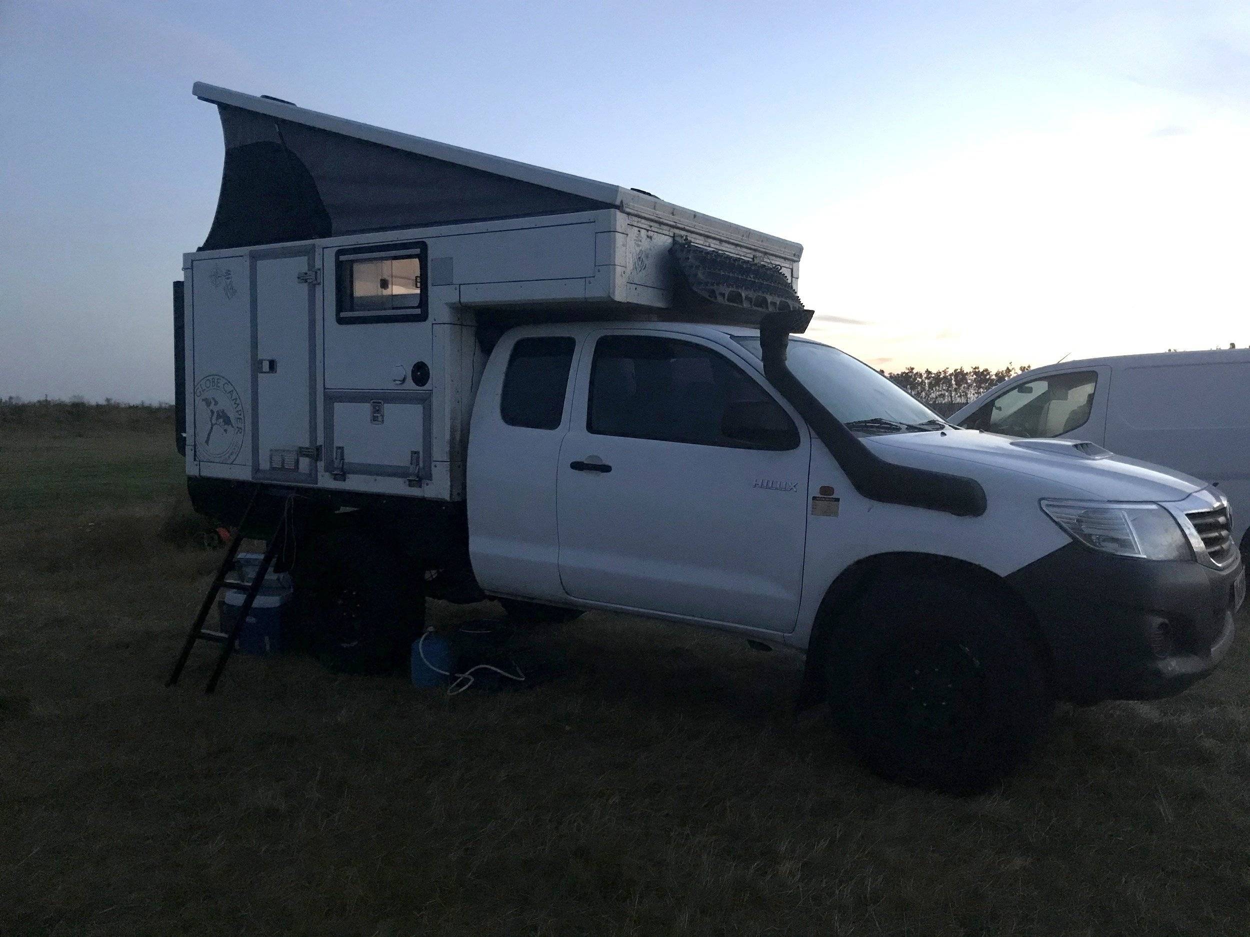 schräge Vorderansicht Toyota Toyota Hylux 4X4 - Yescapa