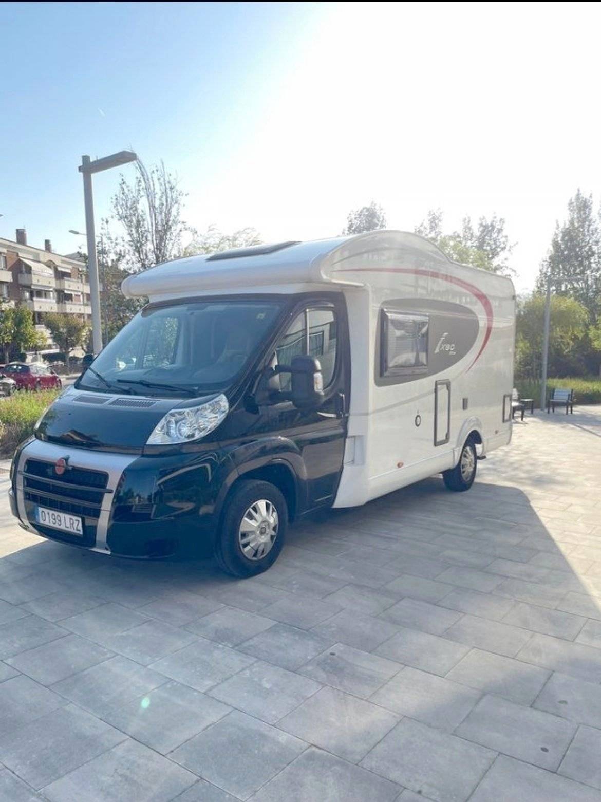 Voorkant 3/4  - Yescapa