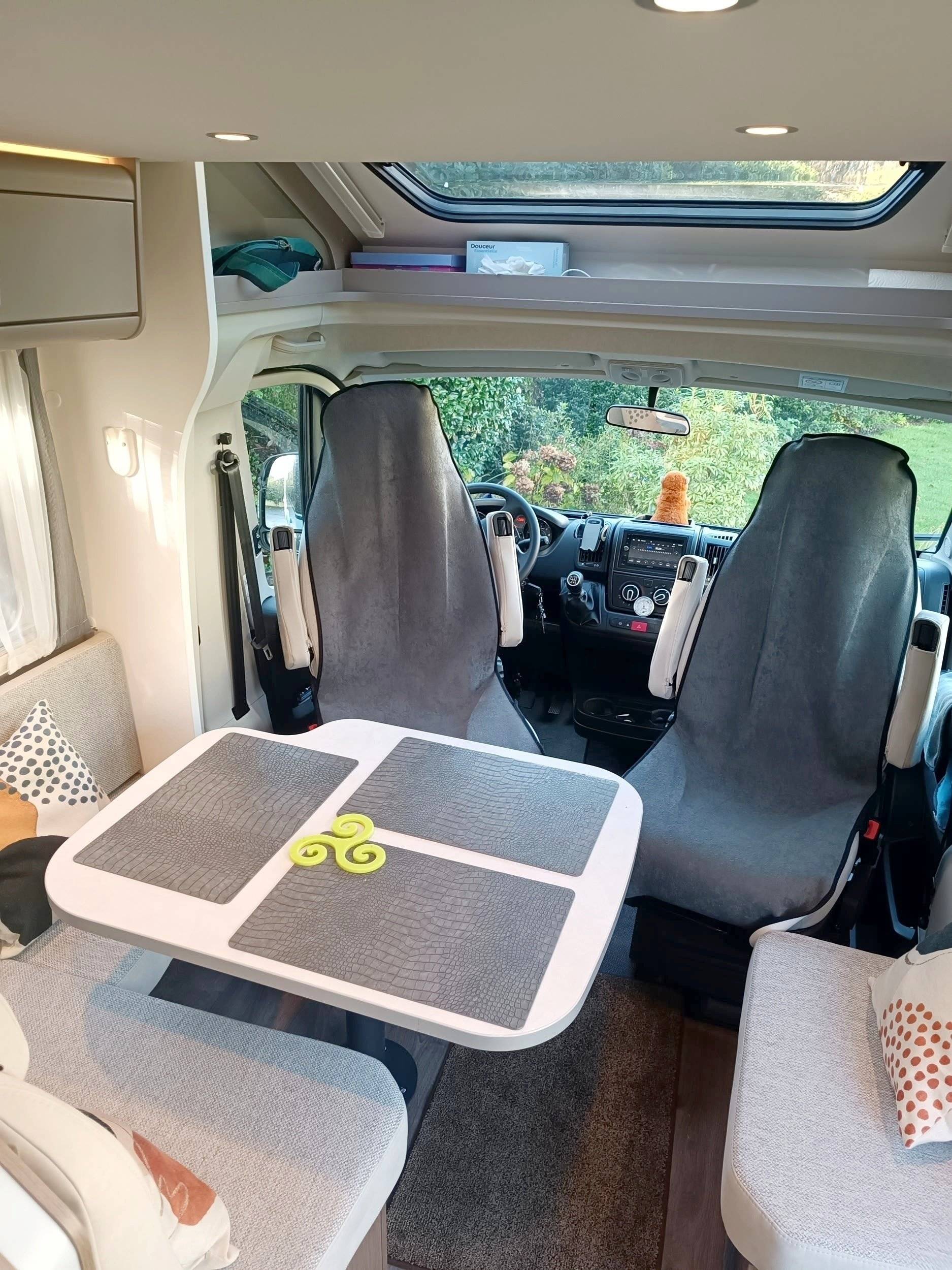 Área de jantar Citroën Jumper 2,2 l 140 ch - Yescapa