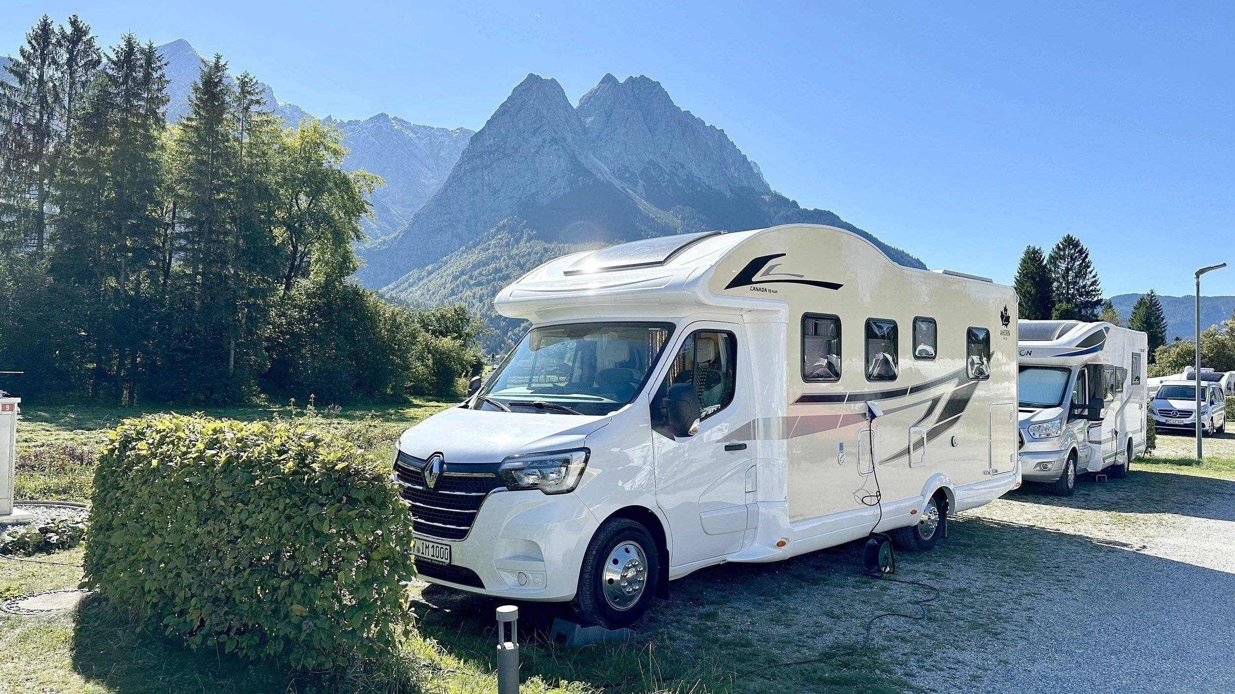 schräge Vorderansicht Renault - Yescapa