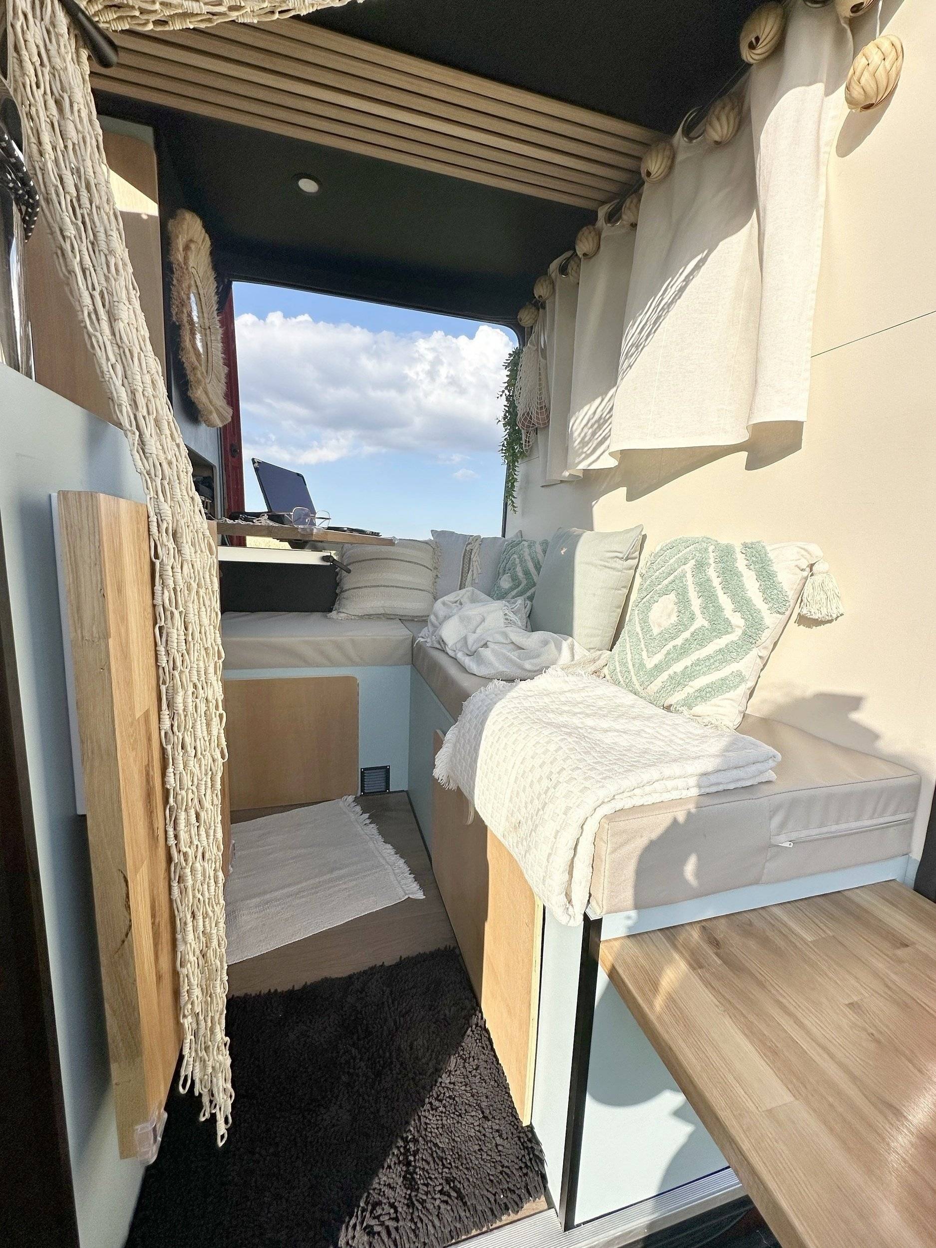 Dining Area Renault Master 2,5 l dCi 120 ch. - Yescapa