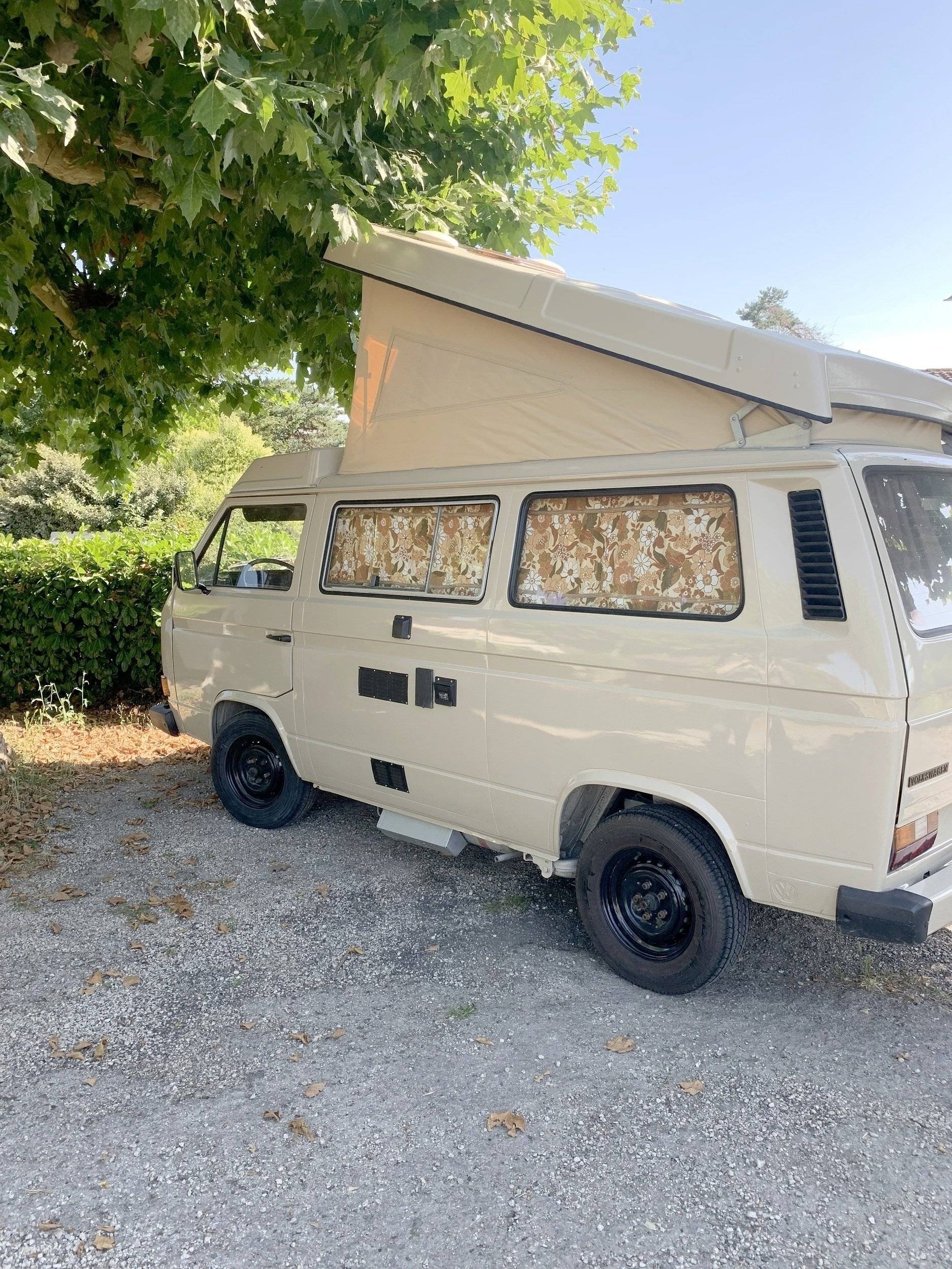 Vista del vehicle angle davanter Volkswagen Transporter - Yescapa