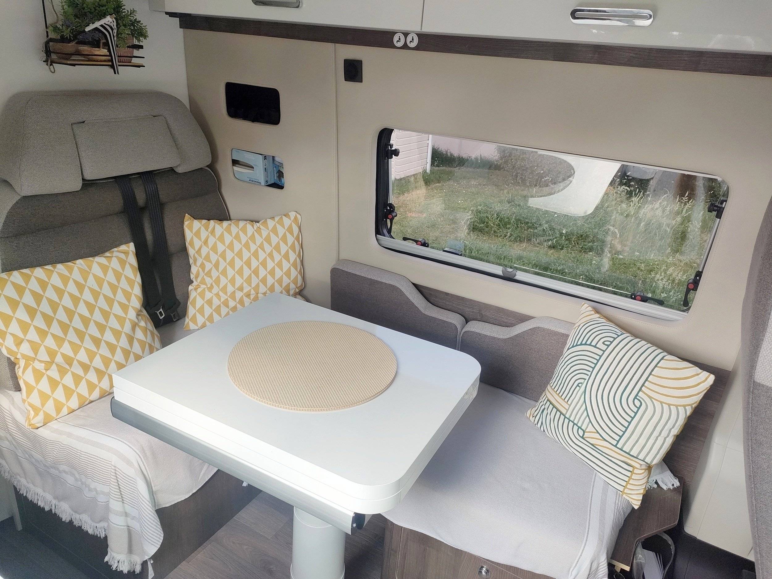 Dining Area Fiat DUCATO - Yescapa