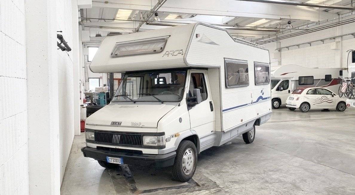 Vue avant de 3/4 Fiat - Yescapa