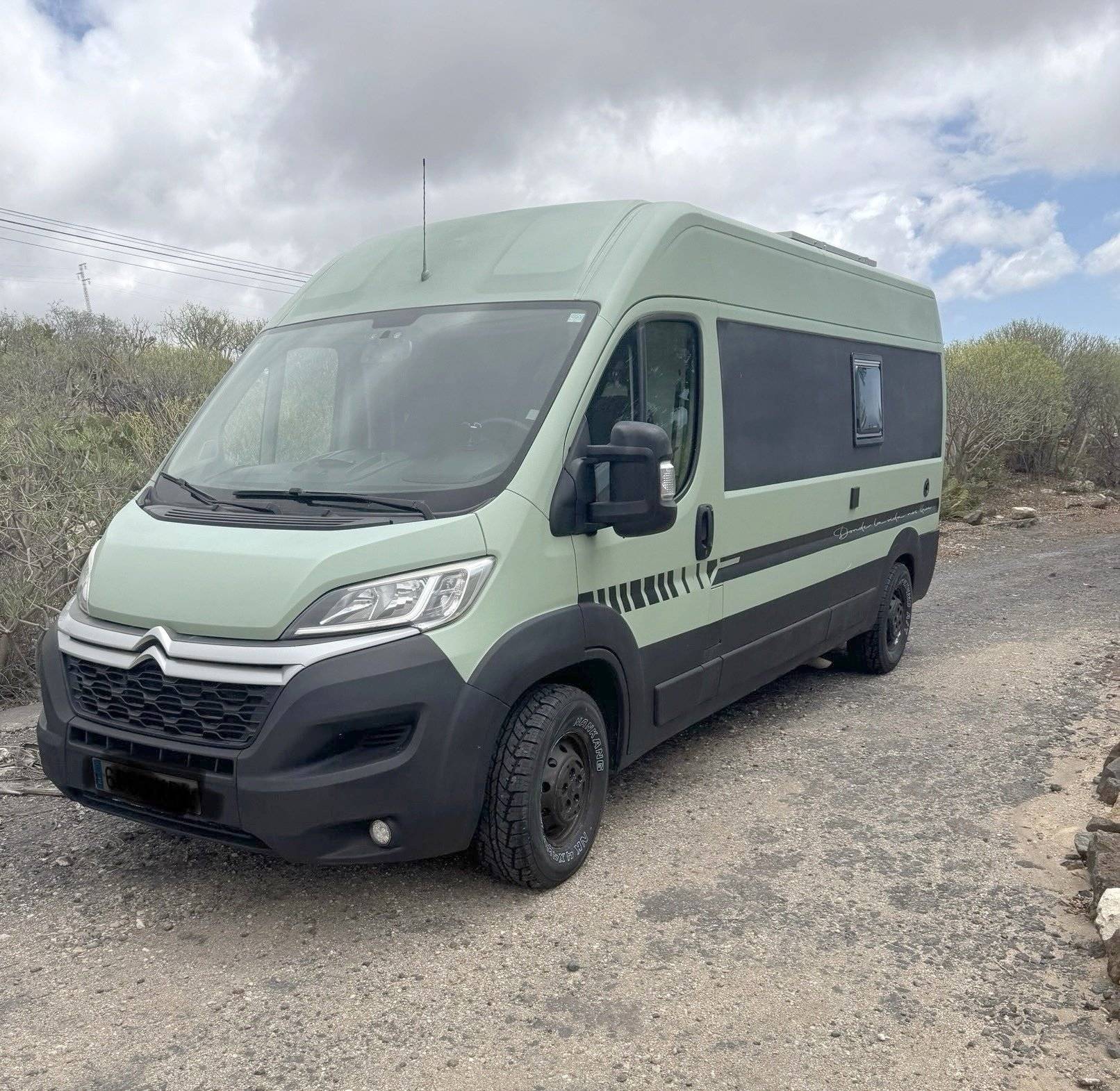 Vue avant de 3/4 Citroën Jumper 1,6 l Blue HDI 95 ch - Yescapa