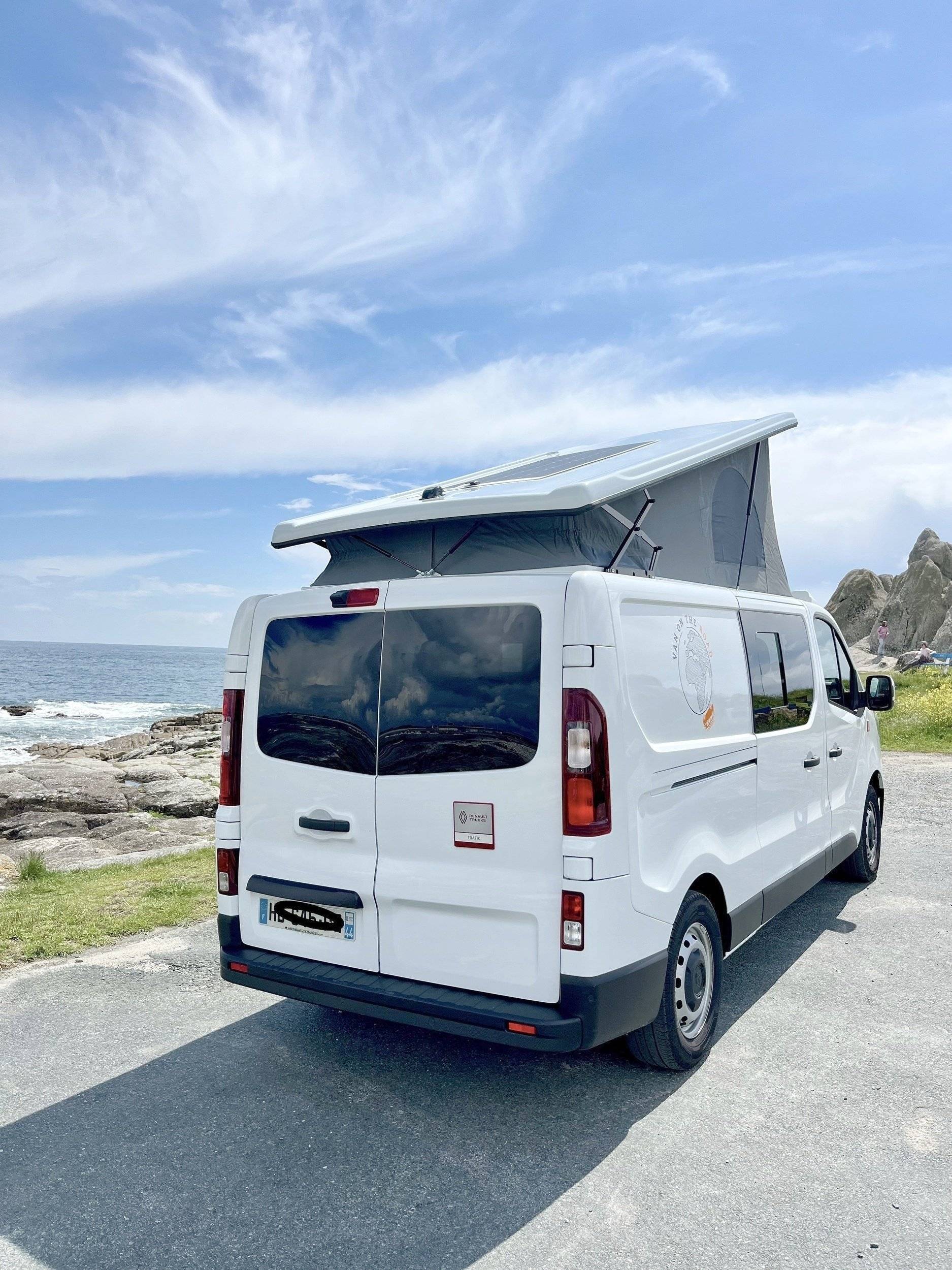 van on the road RENAULT TRUCK TRAFIC III 2.0l 150