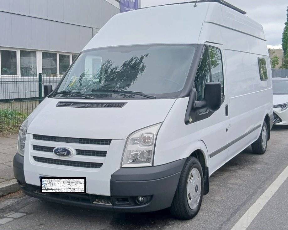Front view from 3/4 Ford Transit 2,0 l 115 ch - Yescapa