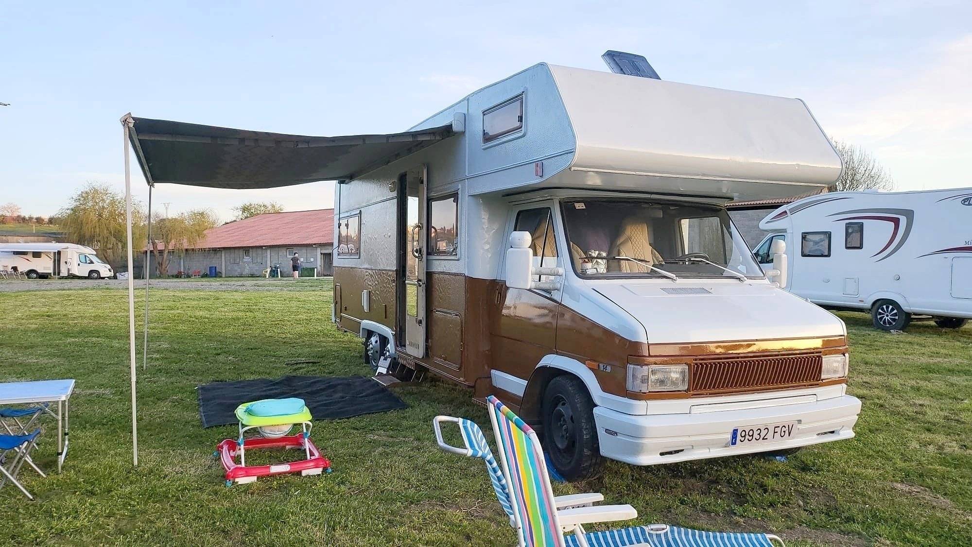 Vista del vehicle angle davanter Fiat Ducato 2.0 l 115 ch - Yescapa