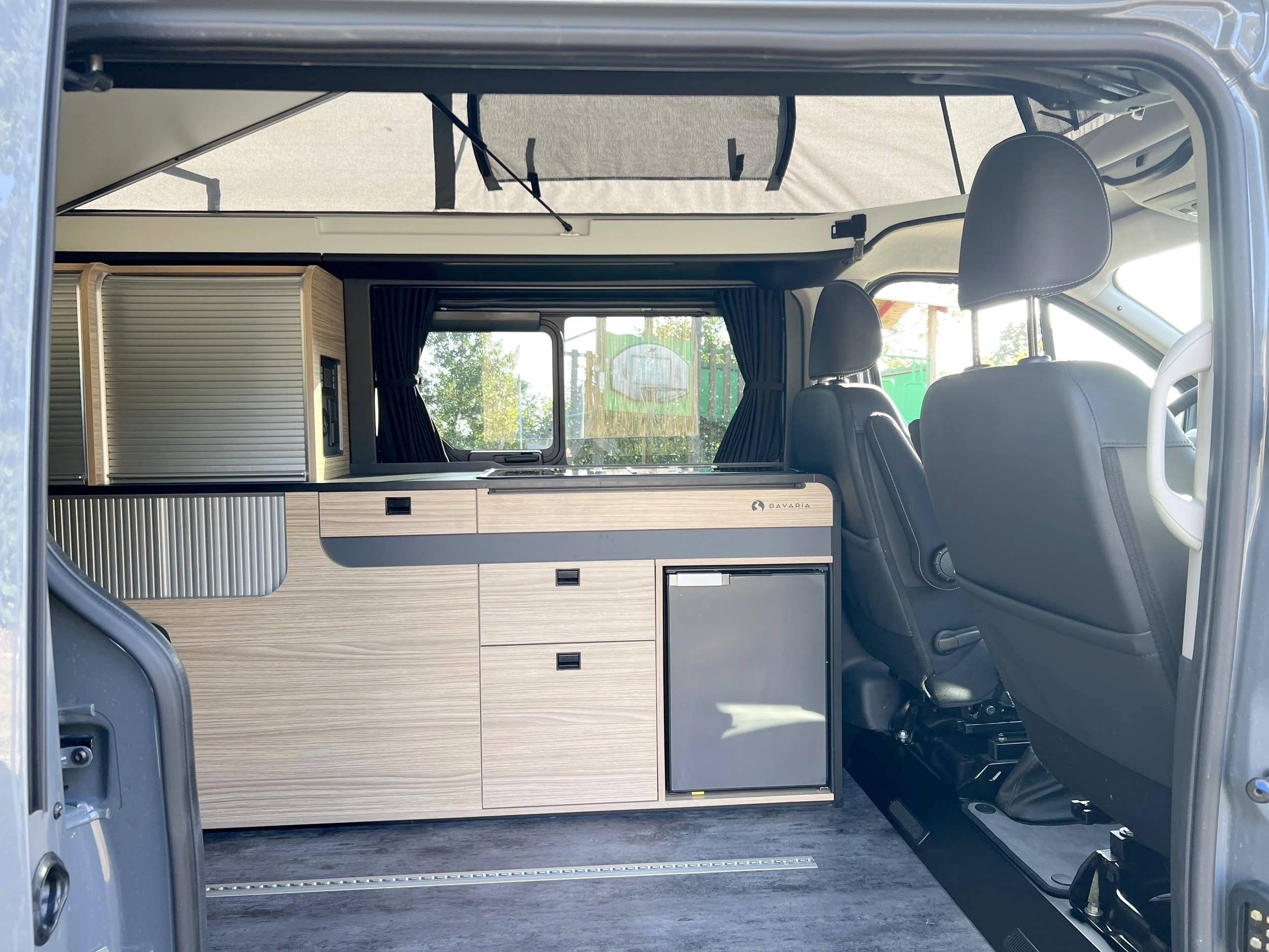 Dining Area Renault Renault Trafic III 2.0L DCI 150CV EDC BVA - Yescapa