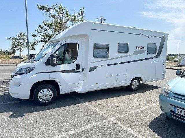 Vue avant de 3/4 Fiat PILOTE Essentiel P706 C - Yescapa