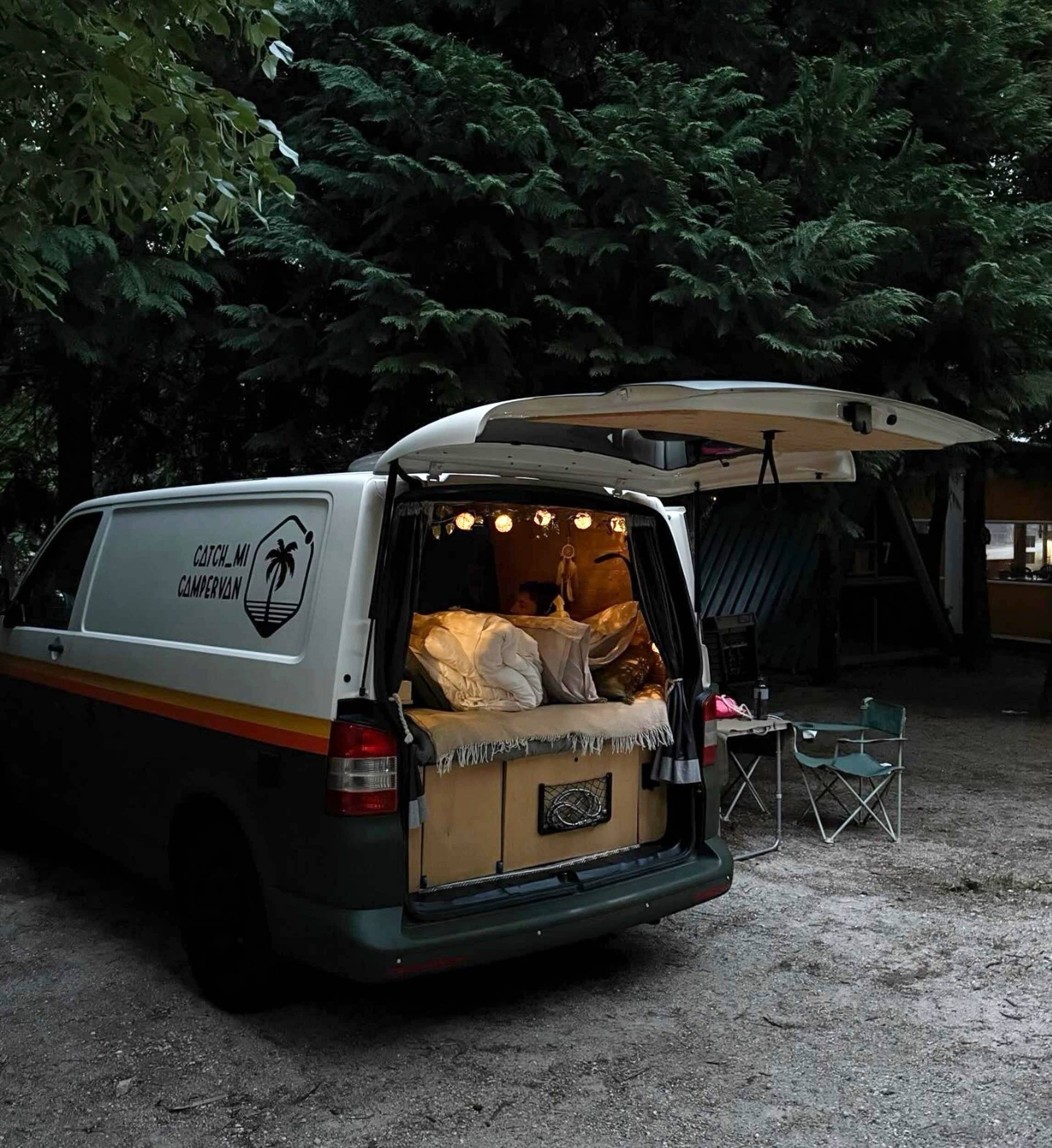 Vista frontale a ¾ Volkswagen T5.1 TDI 140 - Yescapa