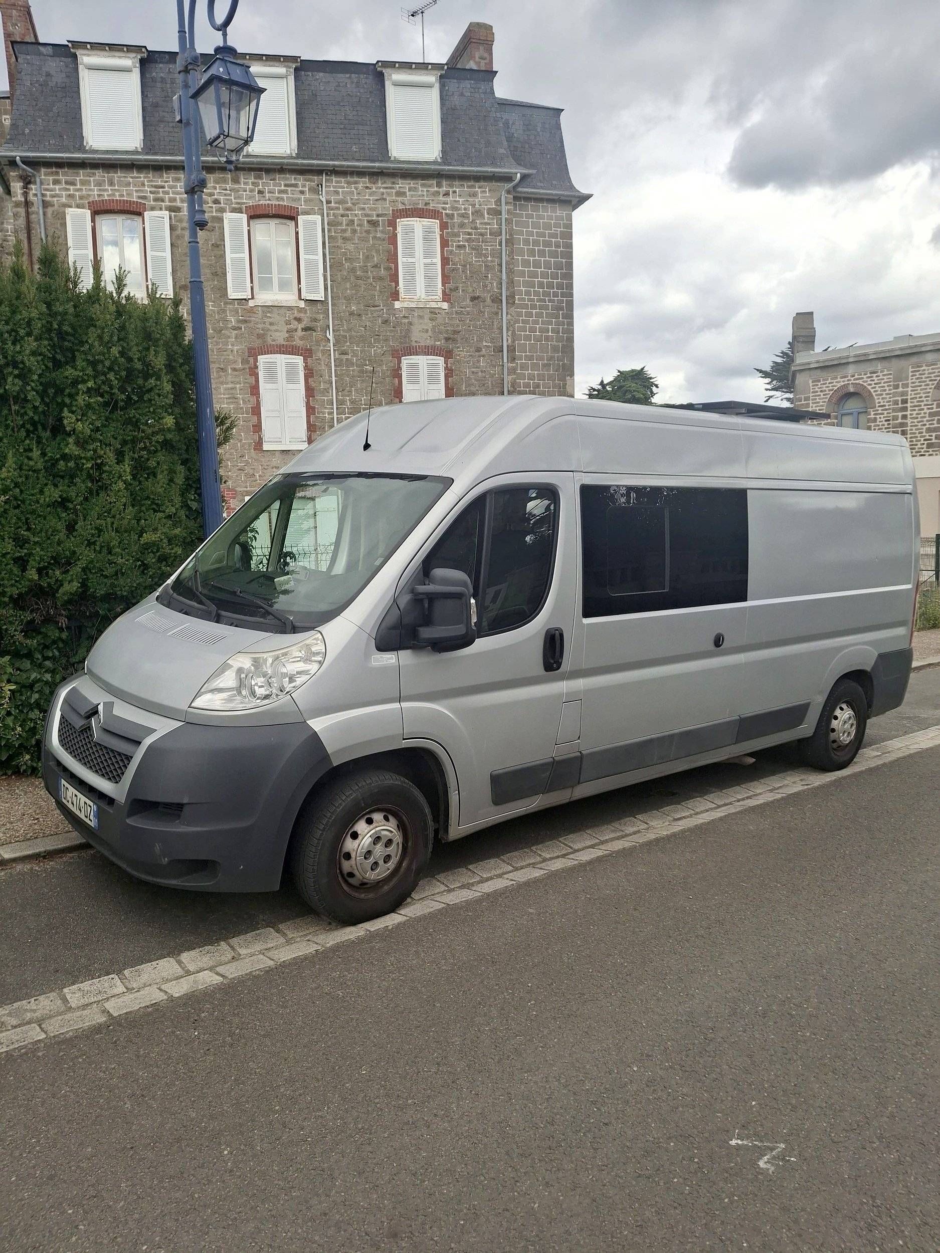 Vue avant de 3/4 Citroën Jumper 2,2 l 130 ch - Yescapa