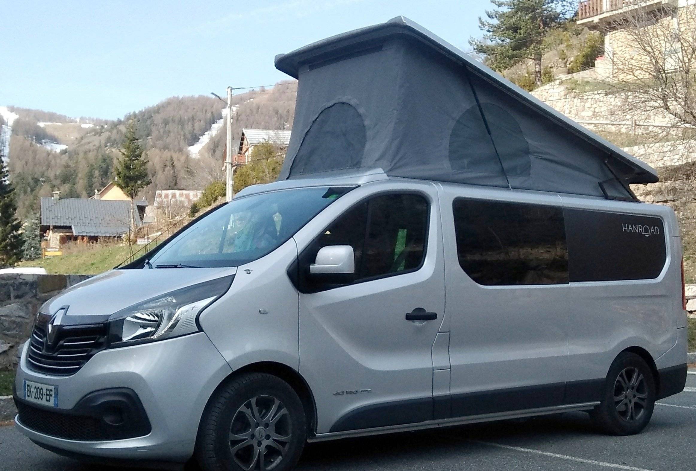 schräge Vorderansicht Renault - Yescapa