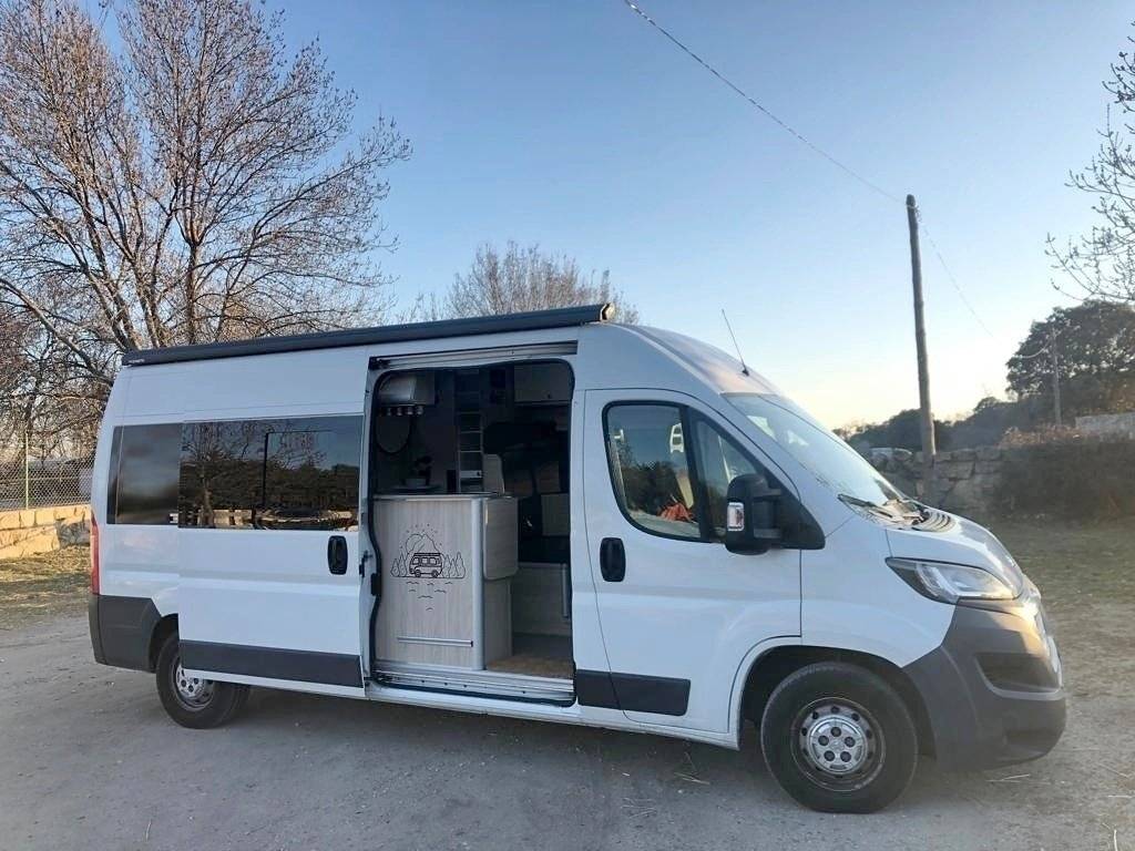 Vista de 3/4 Peugeot Boxer 2,0 l 130 ch - Yescapa