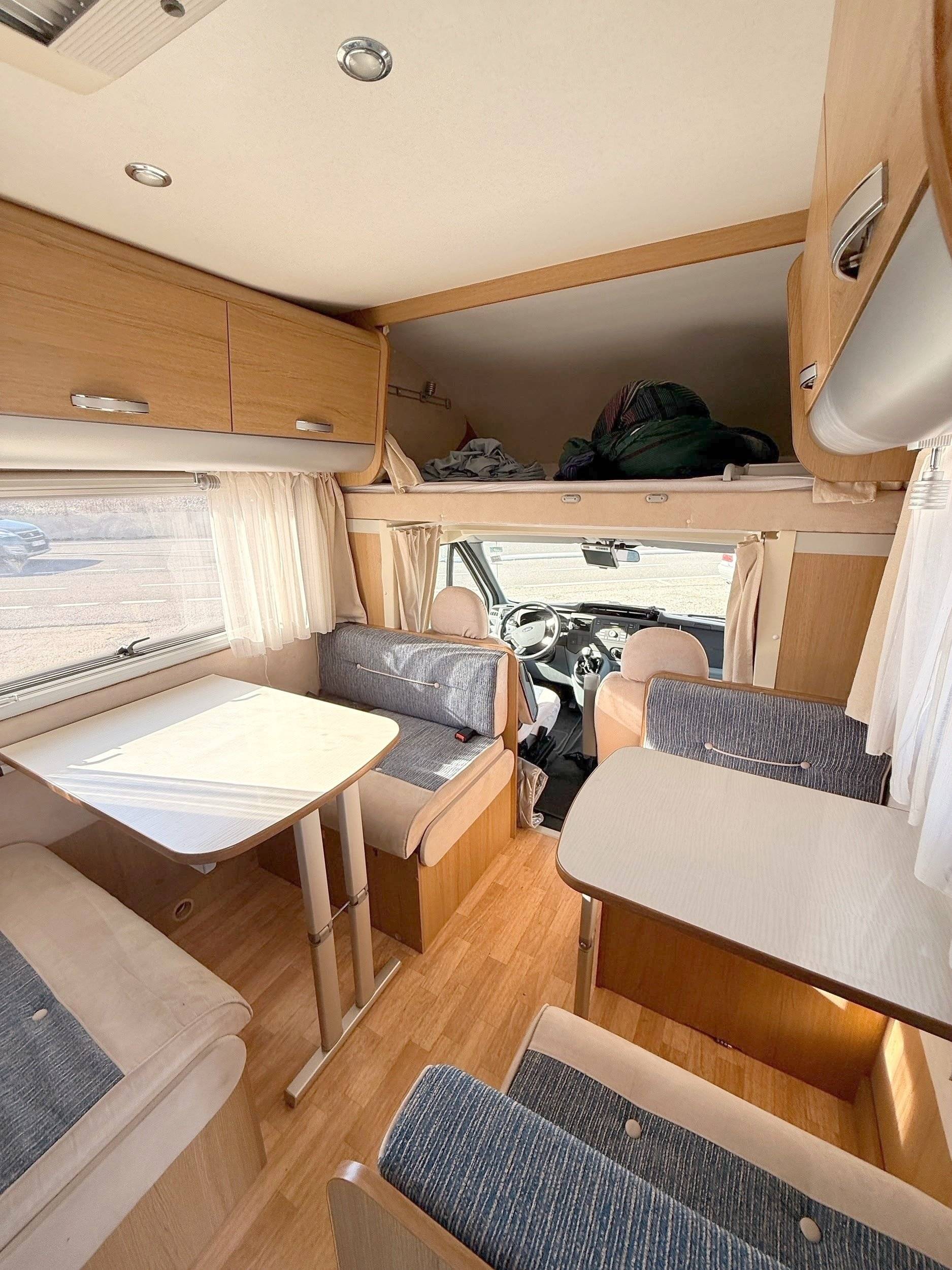 Dining Area Ford Transit 2,2l TDCi 140 ch. - Yescapa