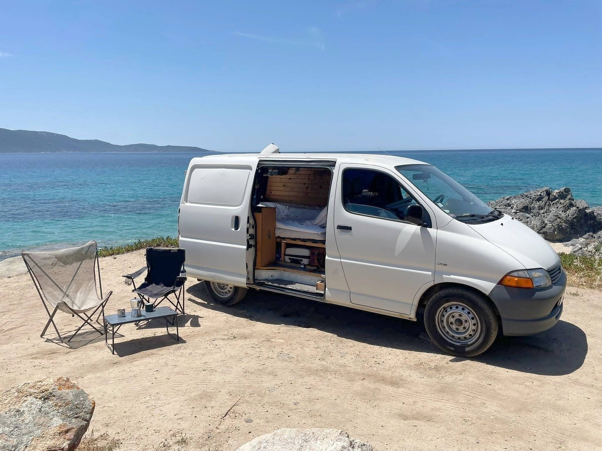 Vista de 3/4 Toyota Hiace - Yescapa