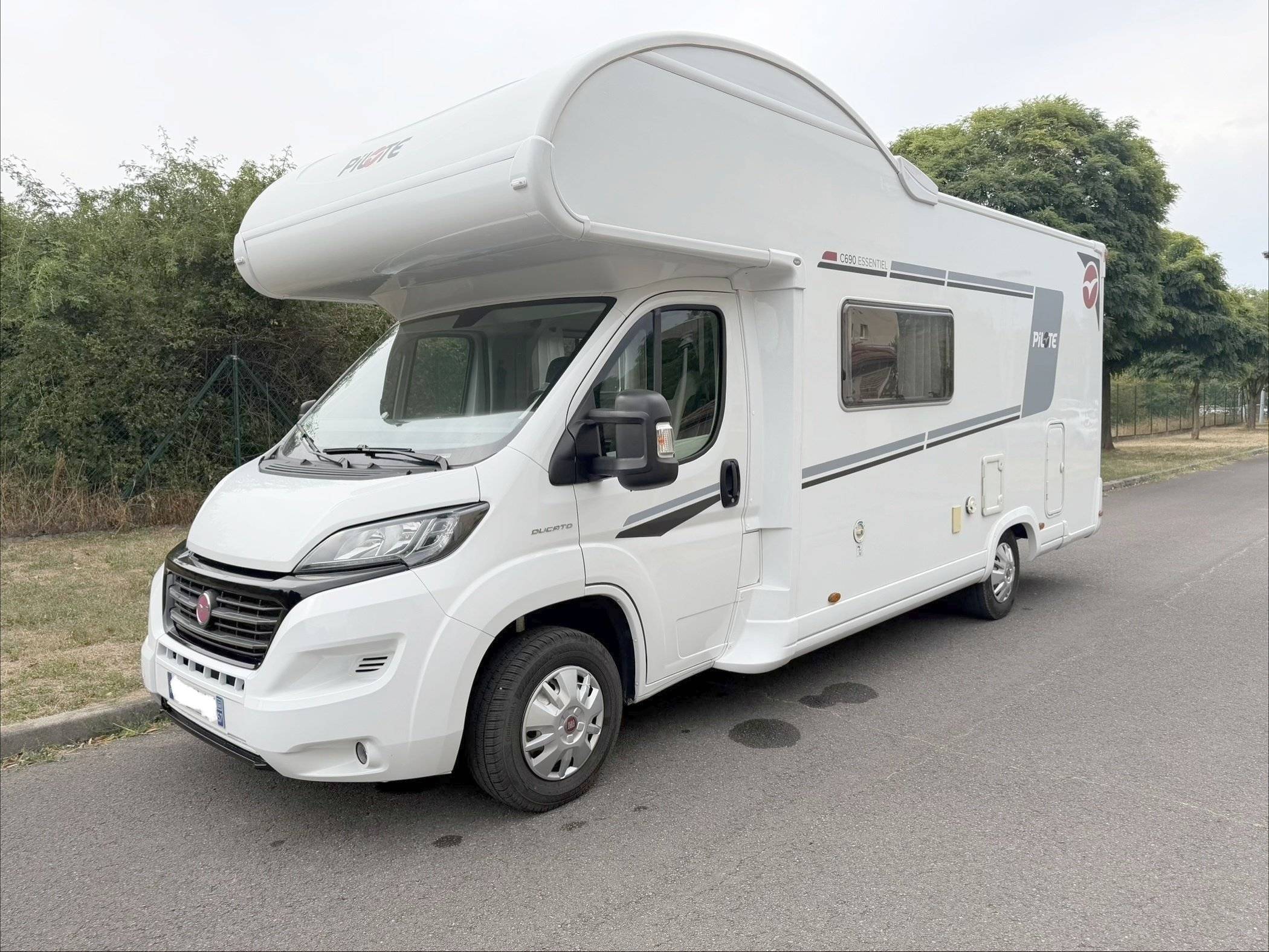 Front view from 3/4 Fiat Ducato - Yescapa
