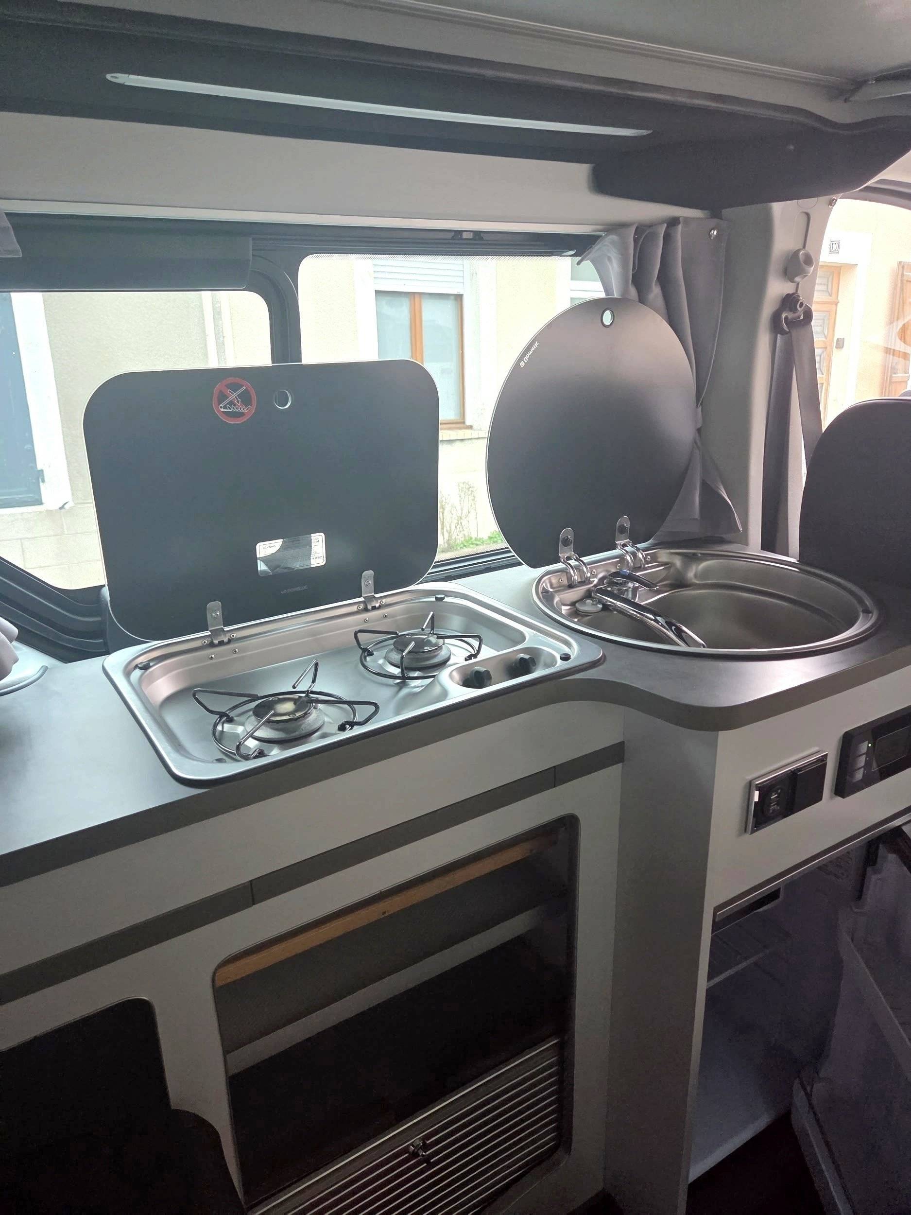 Dining Area Renault 1.6DCI 125 FAP - Yescapa