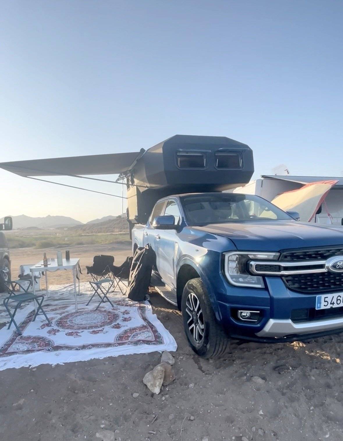 schräge Vorderansicht Ford Ford - Yescapa