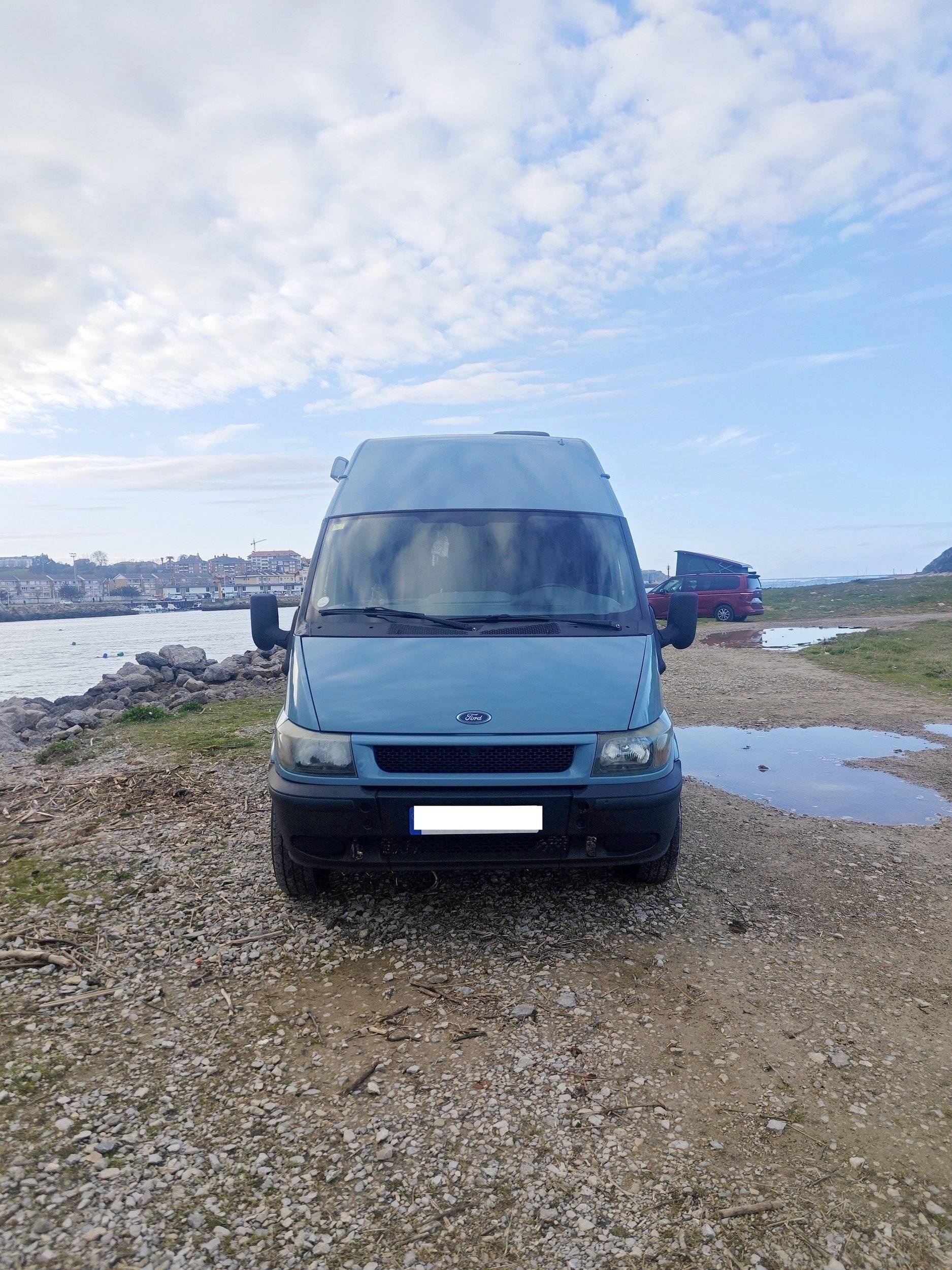 Front view from 3/4 Ford - Yescapa