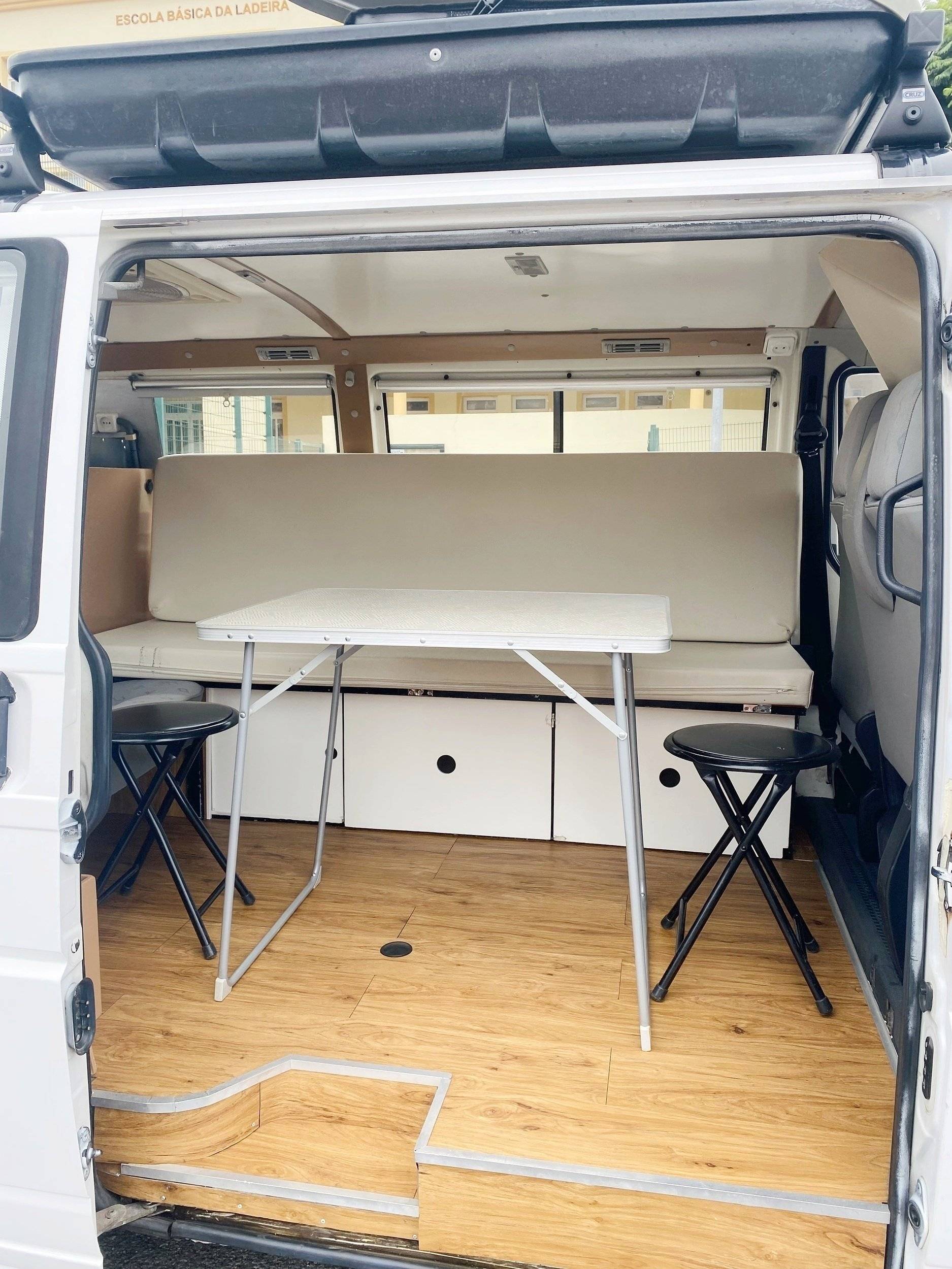 Dining Area Volkswagen T4 - Yescapa