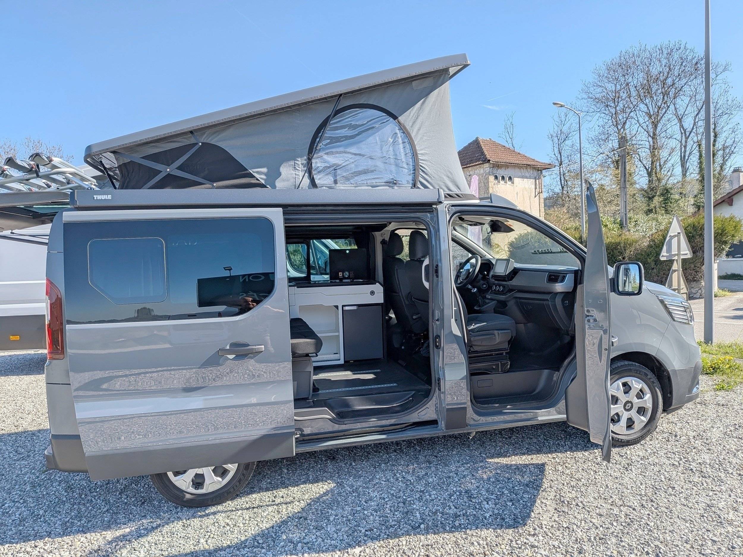 Vue avant de 3/4 Renault Trafic 1,6 l 145 ch - Yescapa