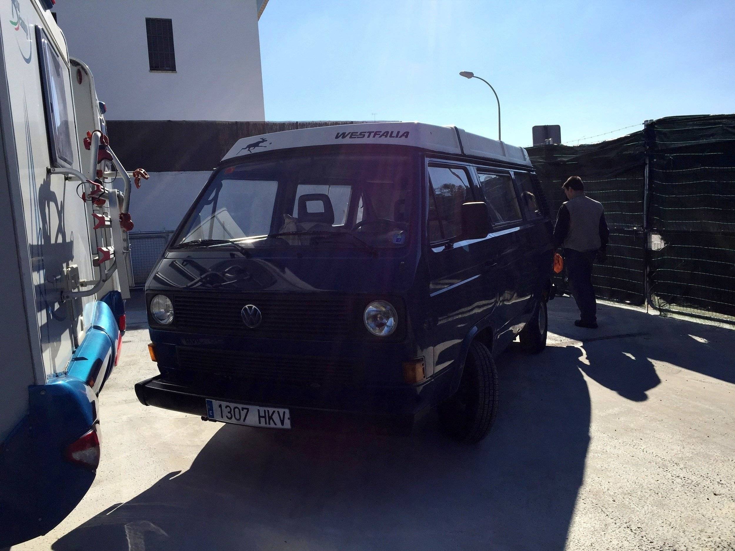 Front view from 3/4 Volkswagen Transporter - Yescapa