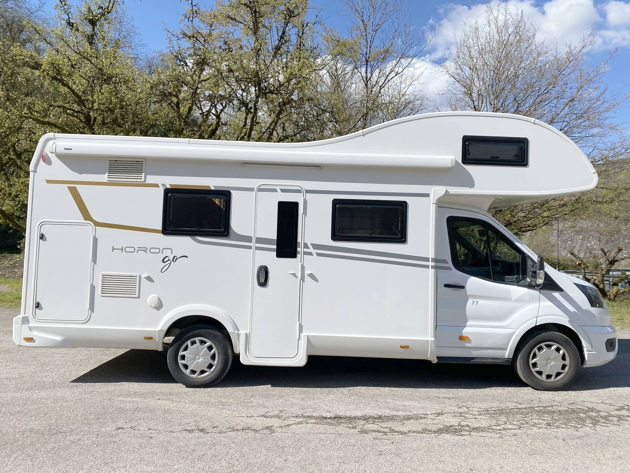 Front view from 3/4 Ford Transit 2,0 l 130 ch - Yescapa